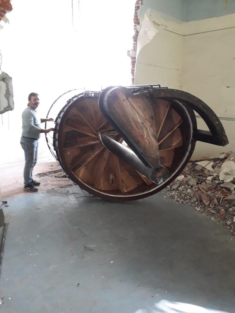 Monumental Oak Spiral Staircase With Massive Oak Trunk in One Piece ± 450 cm For Sale 8