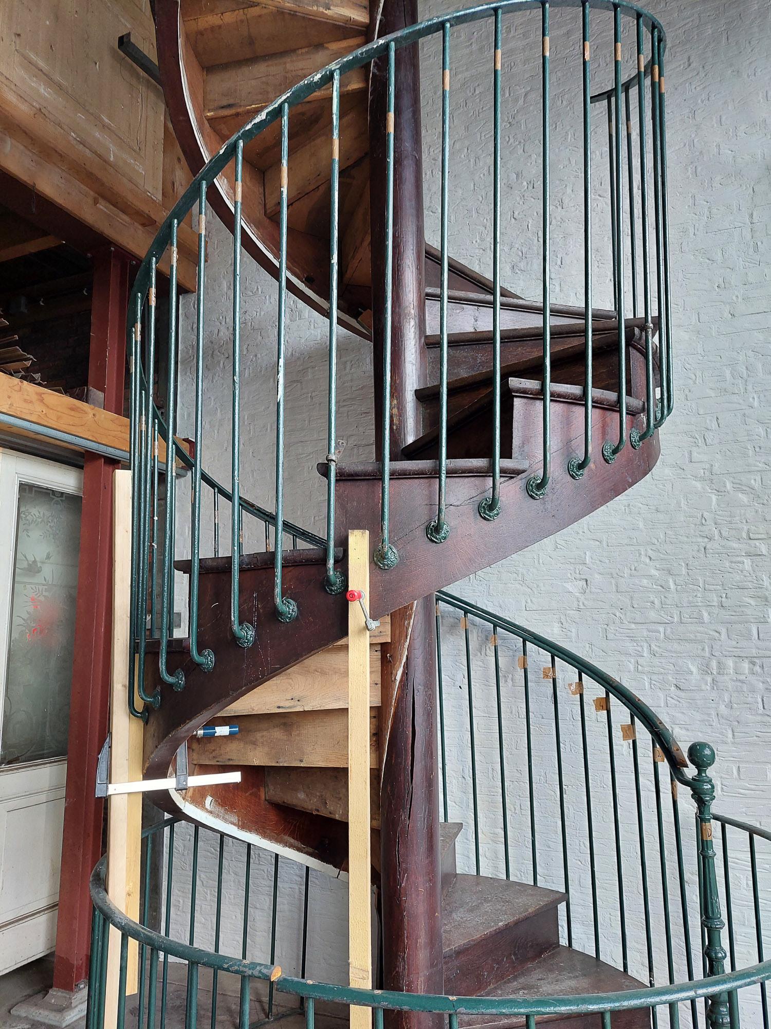 Monumental Oak Spiral Staircase With Massive Oak Trunk in One Piece ± 450 cm In Good Condition For Sale In Baambrugge, NL