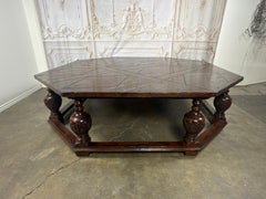 Monumentaler achteckiger Barock-Couchtisch mit Intarsienplatte