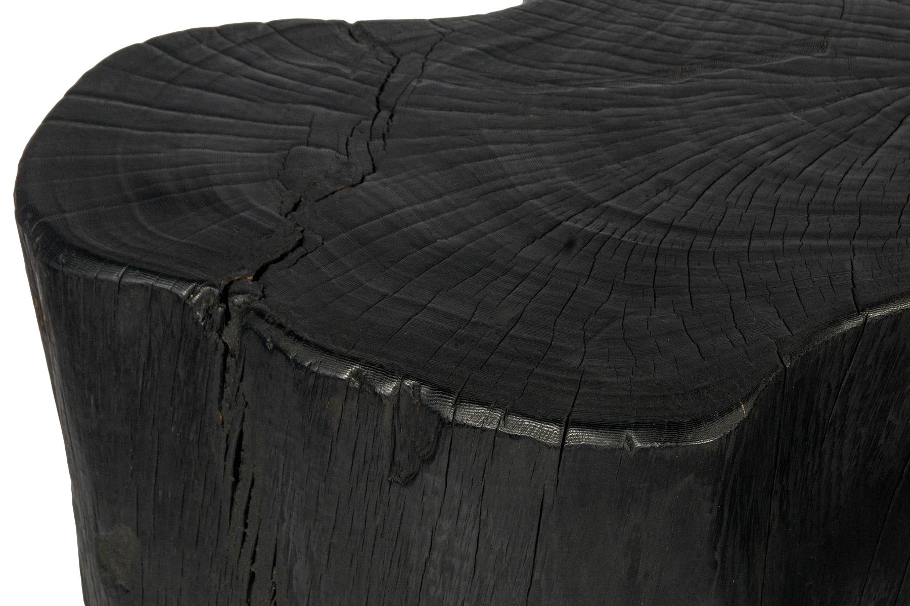 20ième siècle Table basse monumentale en bois de lyche de forme organique ébénisée  en vente
