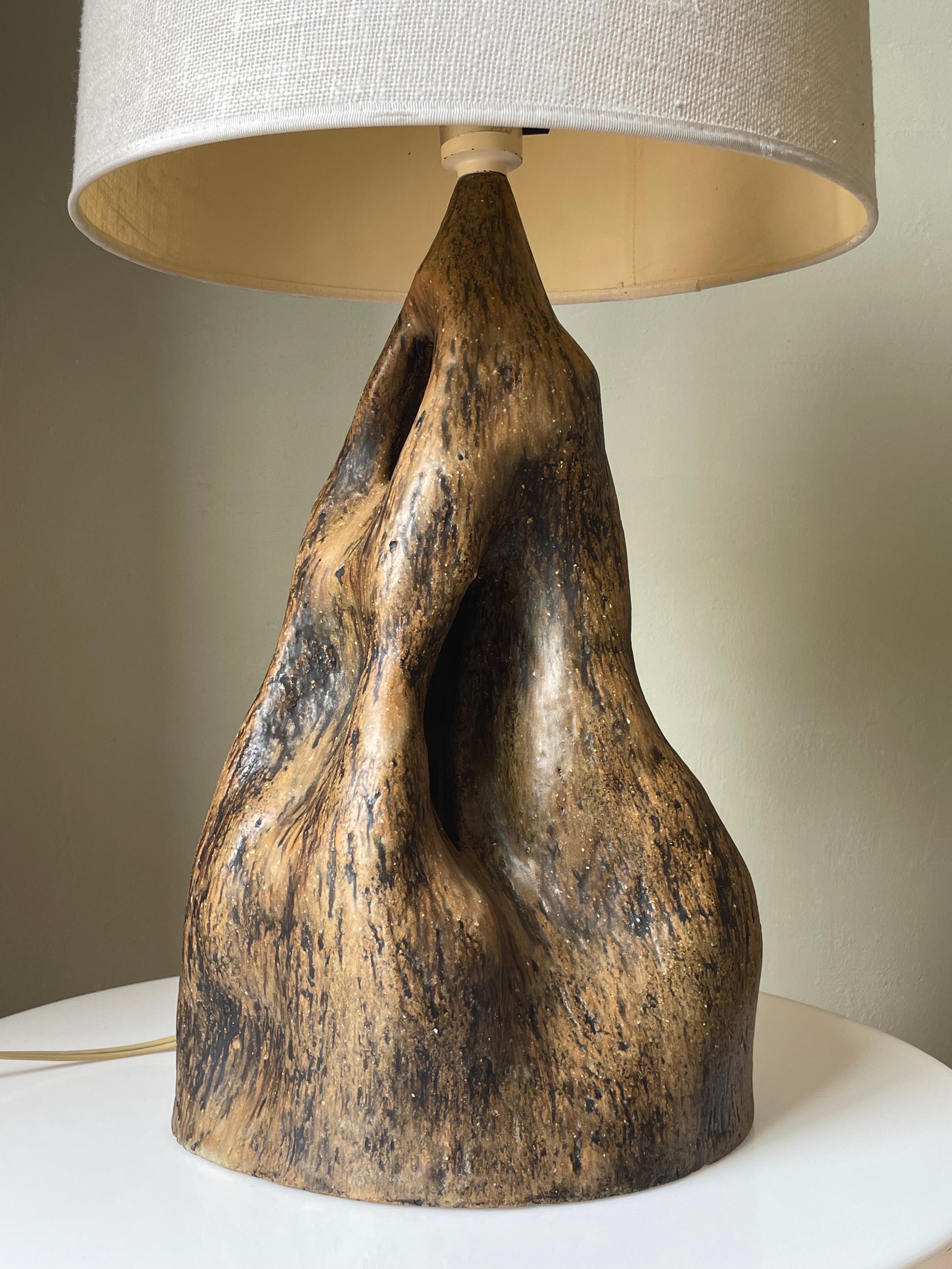 Sculpté à la main Lampe d'art monumentale en céramique organique et moderne de couleur terre, années 1960 en vente