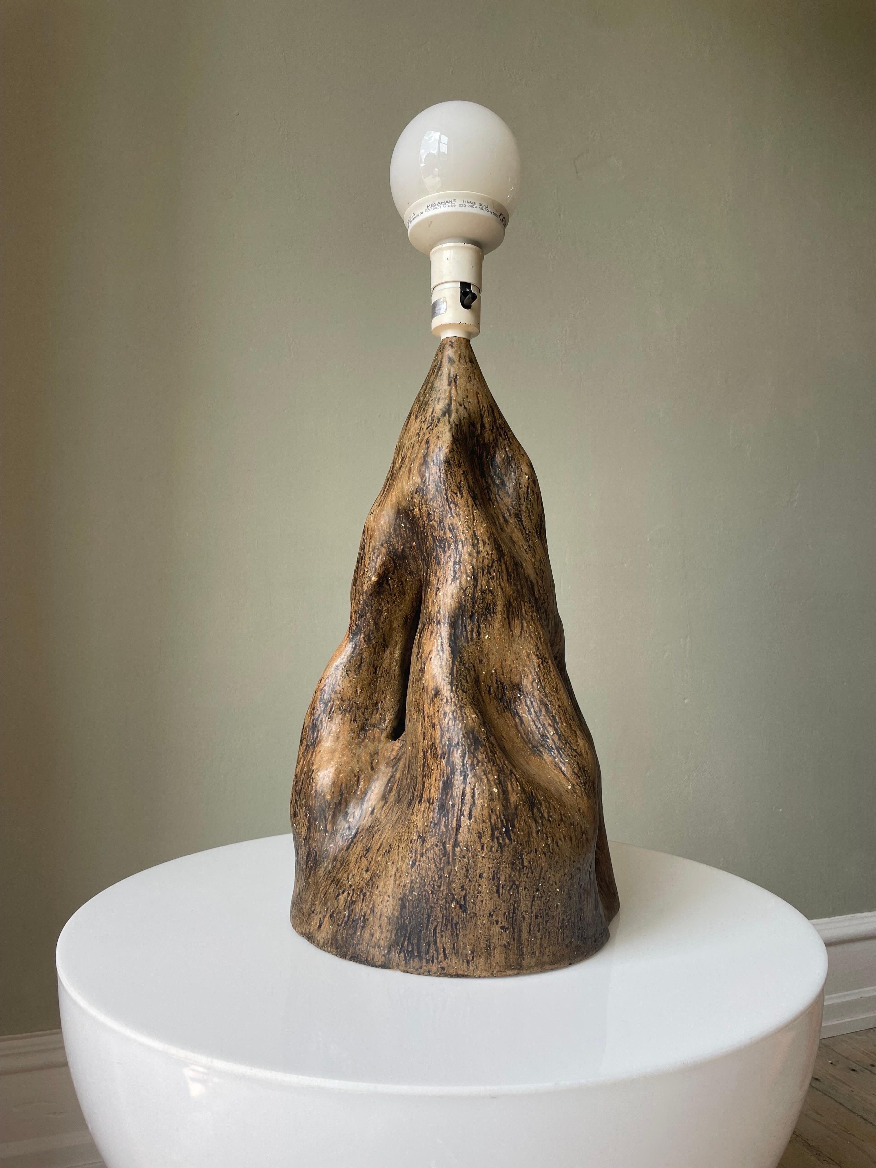 Céramique Lampe d'art monumentale en céramique organique et moderne de couleur terre, années 1960 en vente