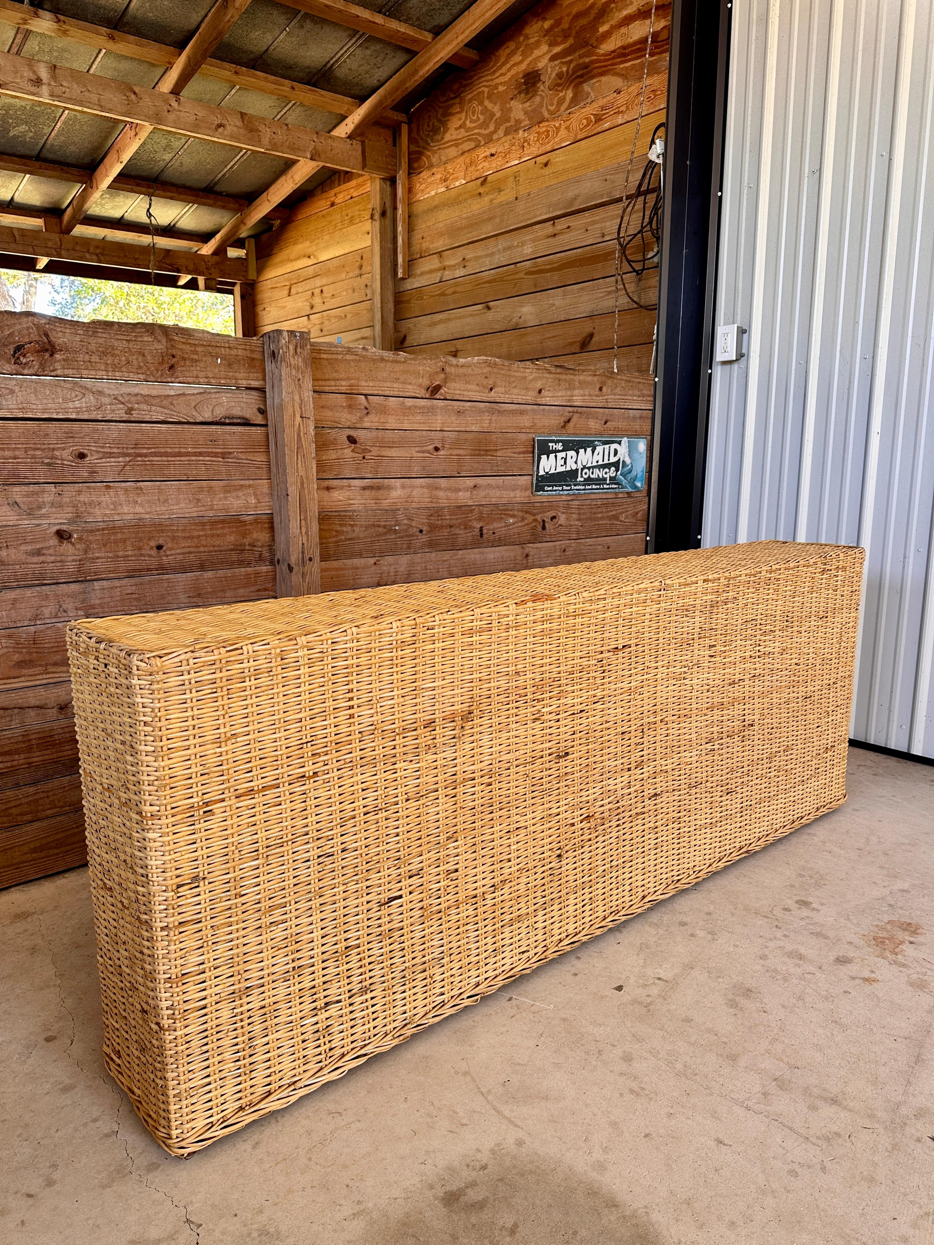 Monumental Mesa Consola Flotante Moderna Orgánica de Ratán trenzado en venta 5