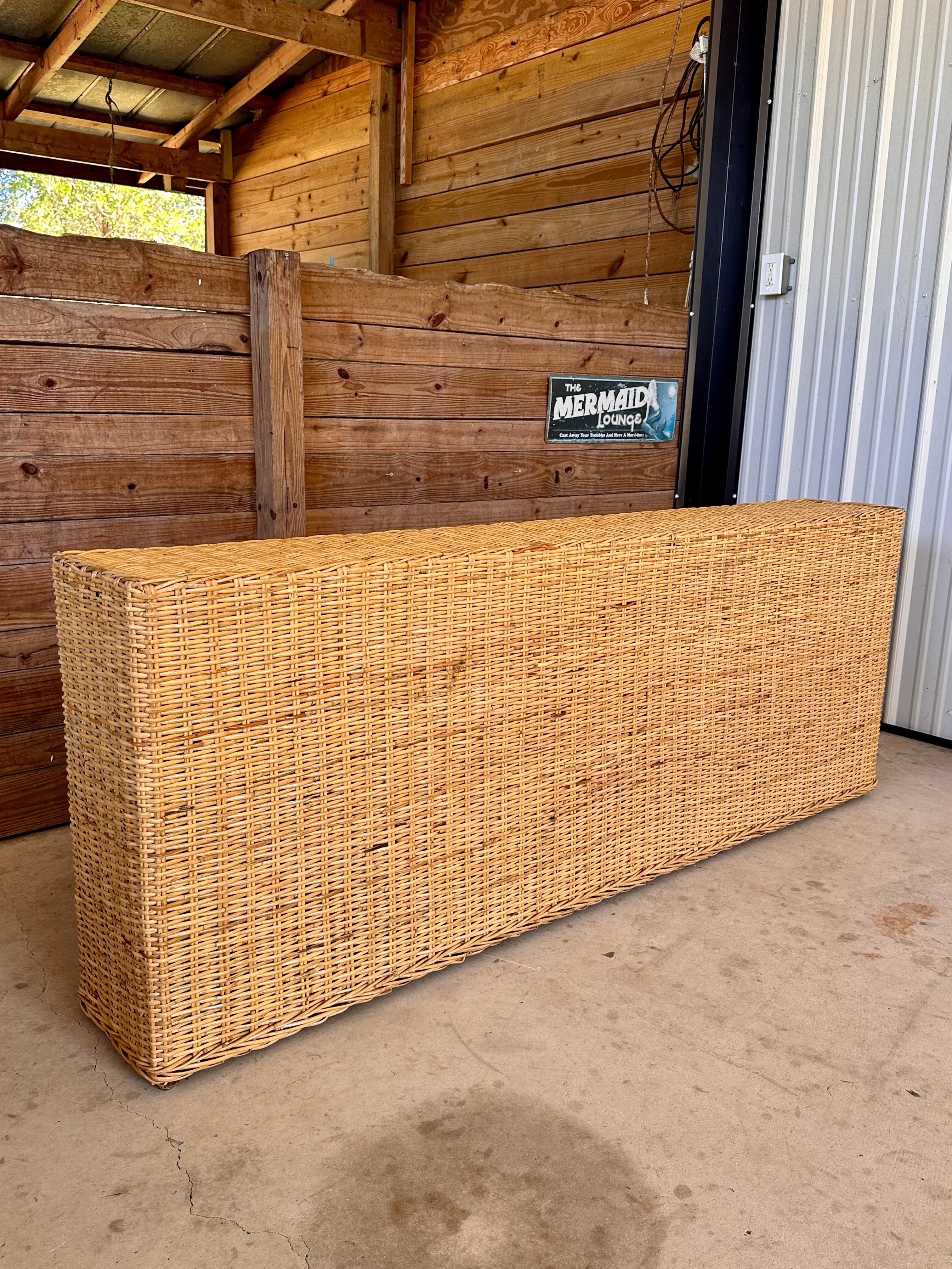 Monumental Mesa Consola Flotante Moderna Orgánica de Ratán trenzado en venta 6