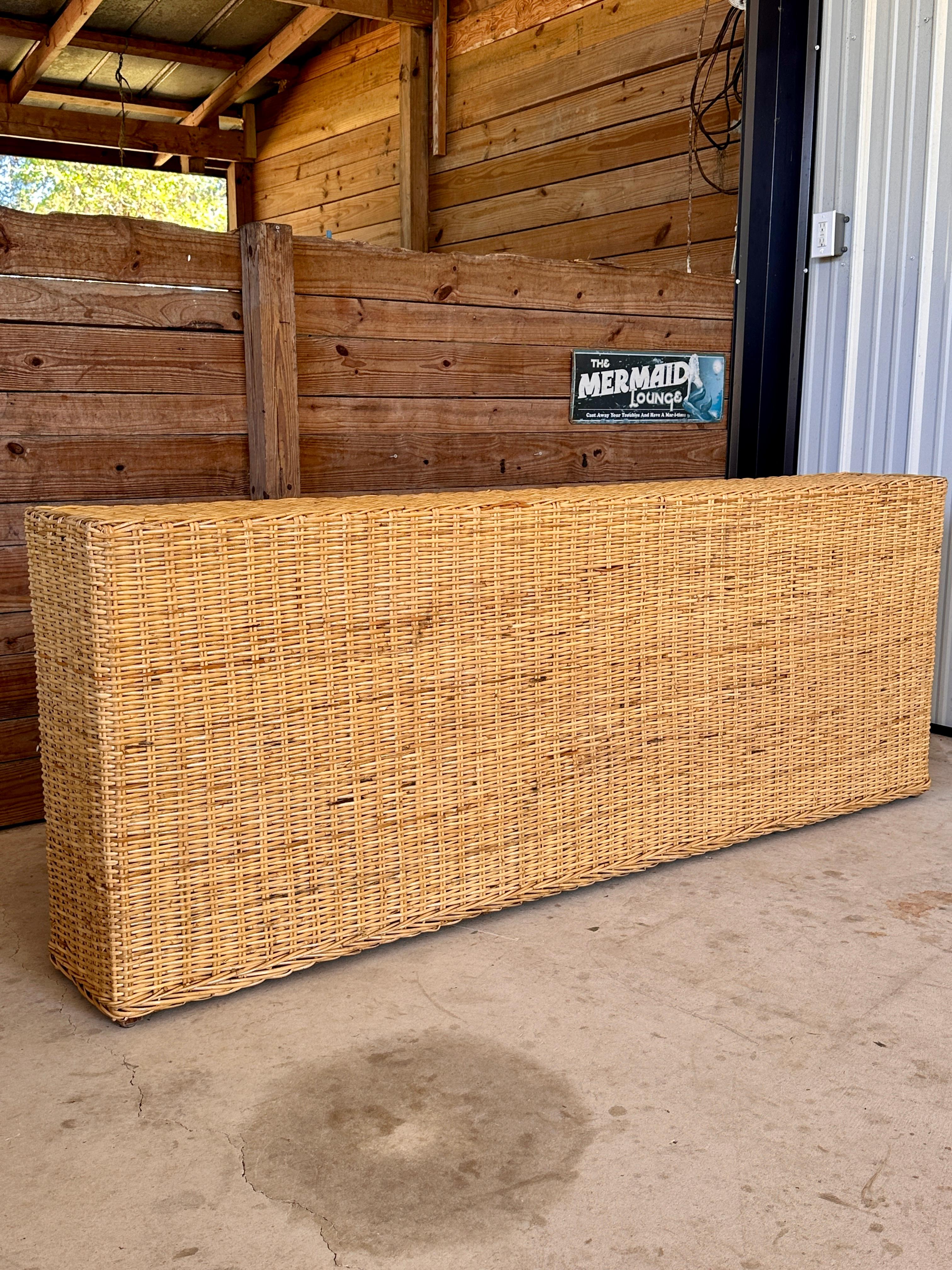 Monumental Mesa Consola Flotante Moderna Orgánica de Ratán trenzado en venta 8