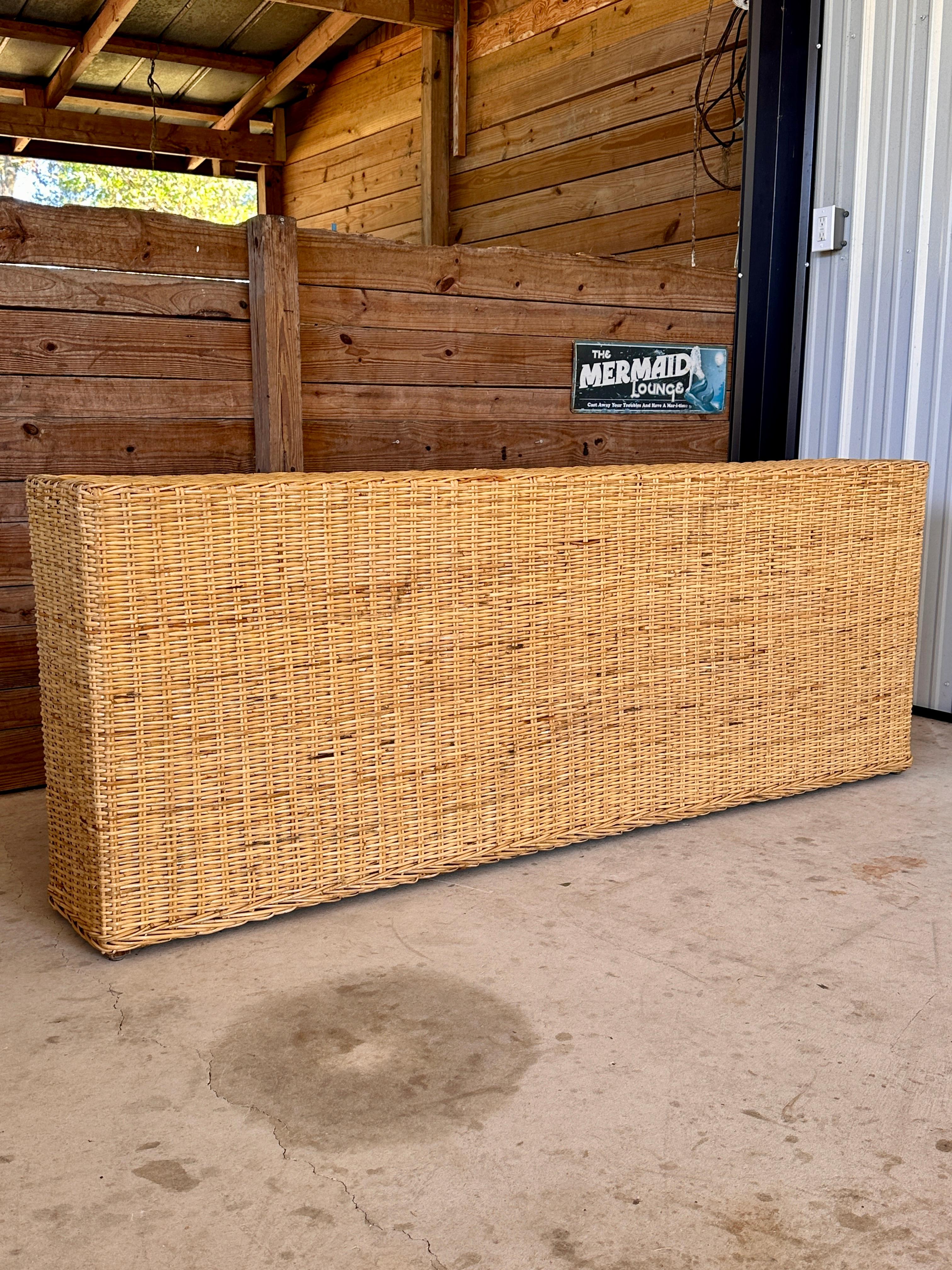 Monumental Mesa Consola Flotante Moderna Orgánica de Ratán trenzado en venta 11
