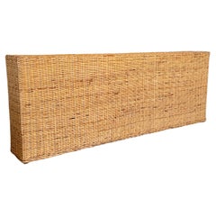 Monumentaler organischer moderner schwebender Rattan-Konsolentisch aus geflochtenem Rattan