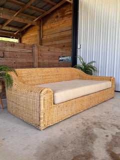 Monumental canapé Jennifer en rotin organique et moderne de Michael Taylor