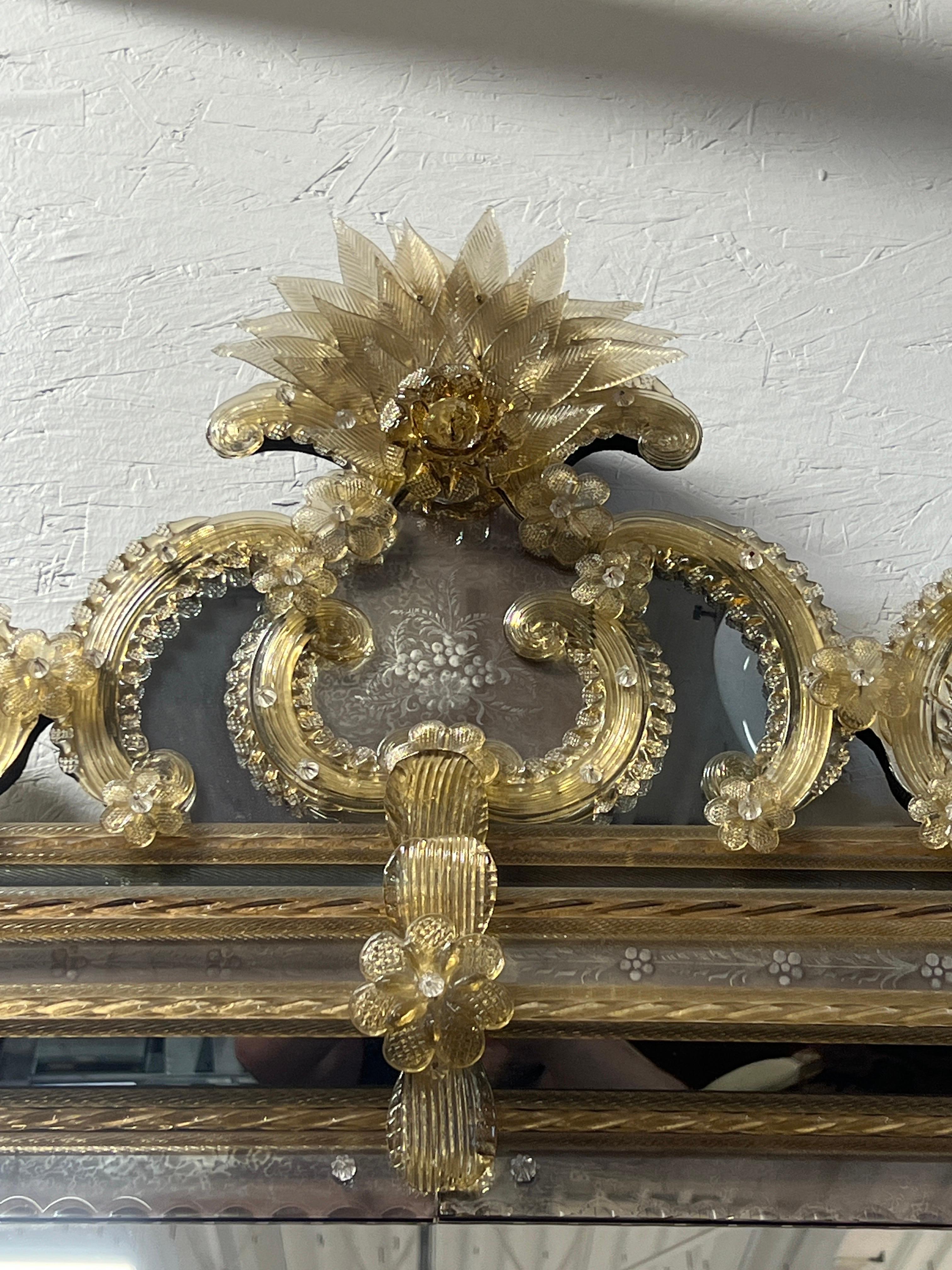 Monumental & Ornate venezianischen Murano Gold Flecked Spiegel W / geätzten Glas im Angebot 3