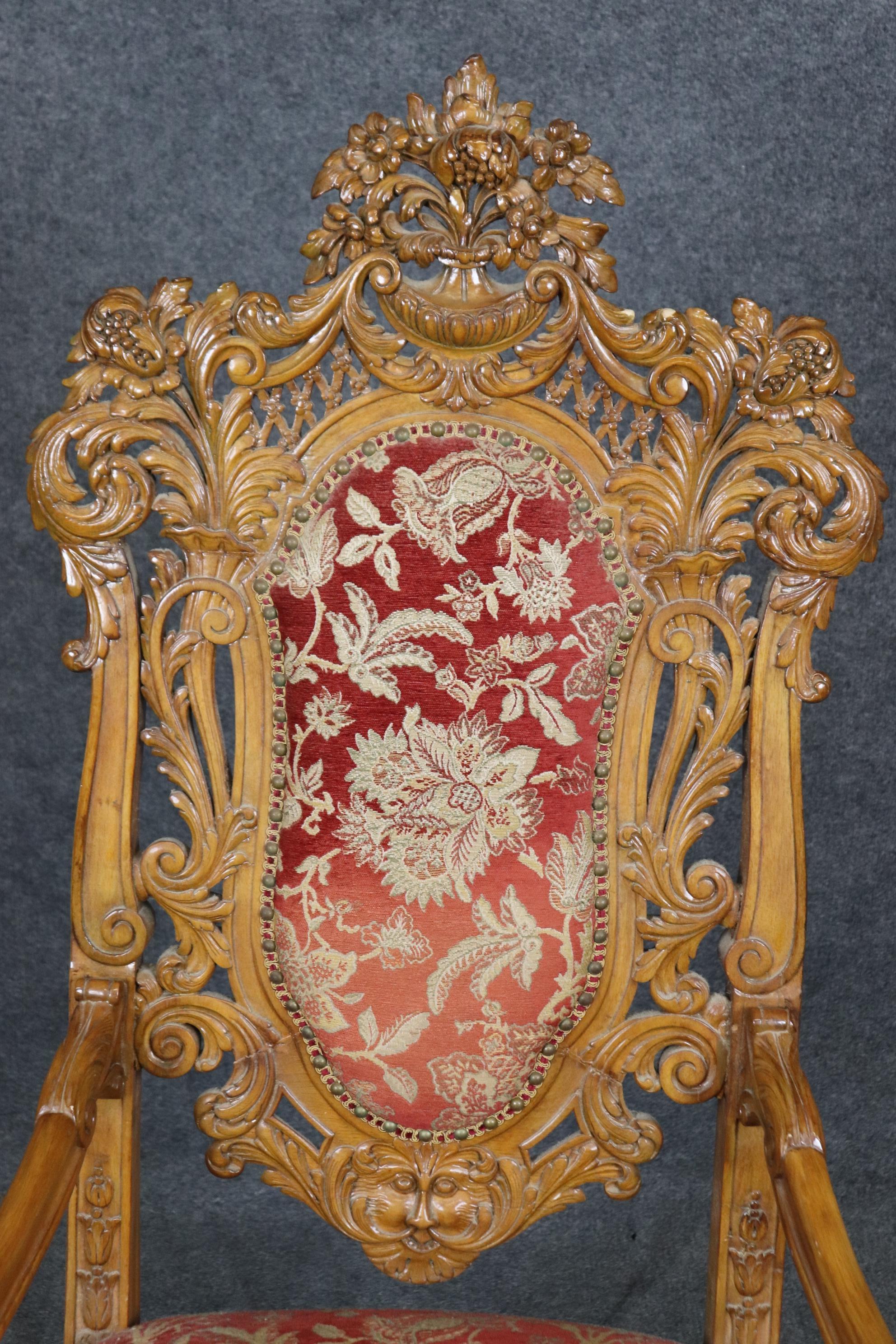 Monumentale trono vittoriano in noce ornato con sedia da re CIRCA 1870 in vendita 7