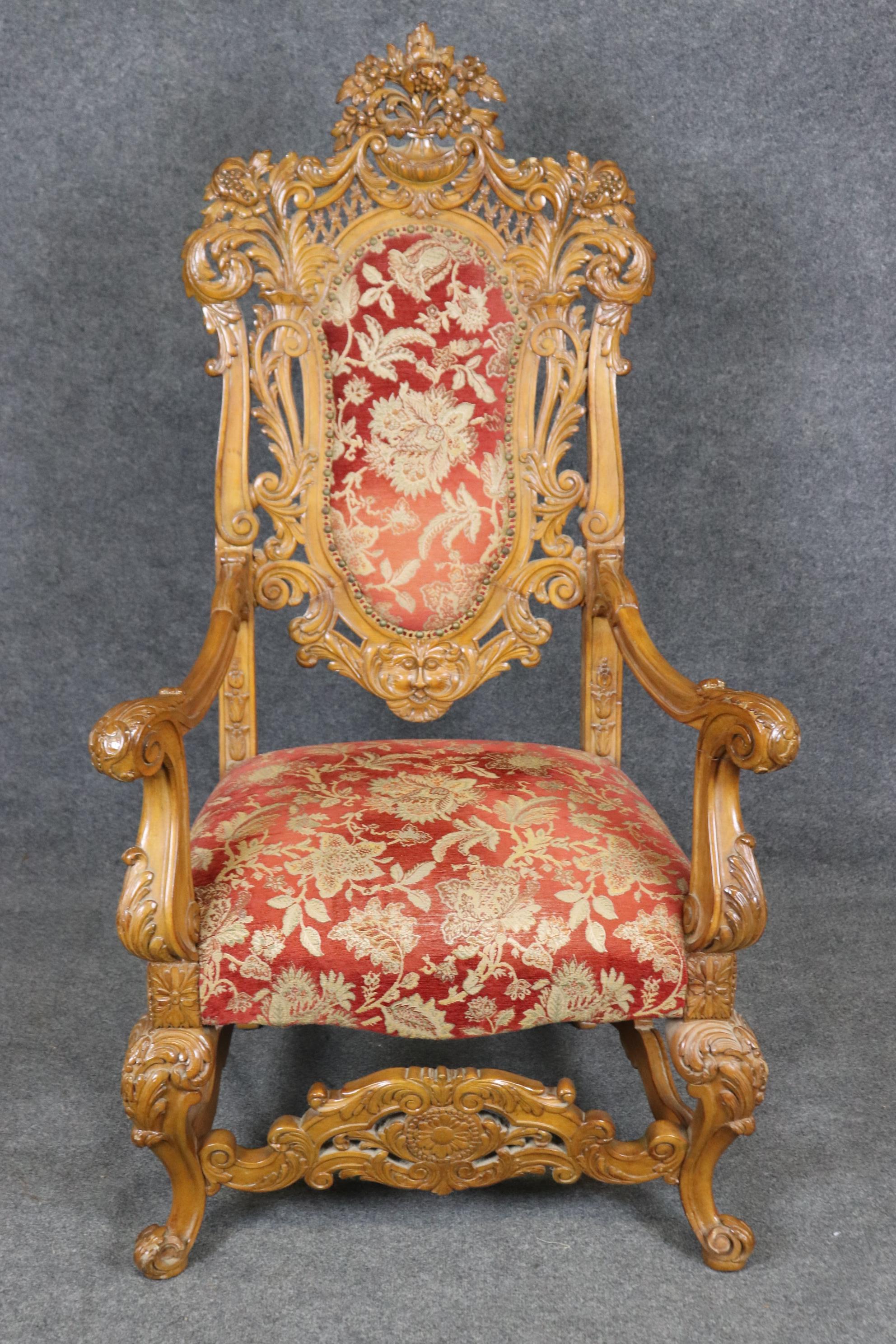 Si tratta di una sedia da trono splendida e imponente, perfetta per un ingresso o un foyer, o anche per un tavolo da pranzo per fare bella mostra di sé. La sedia è intricatamente intagliata e in buone condizioni d'epoca in noce chiaro. La sedia