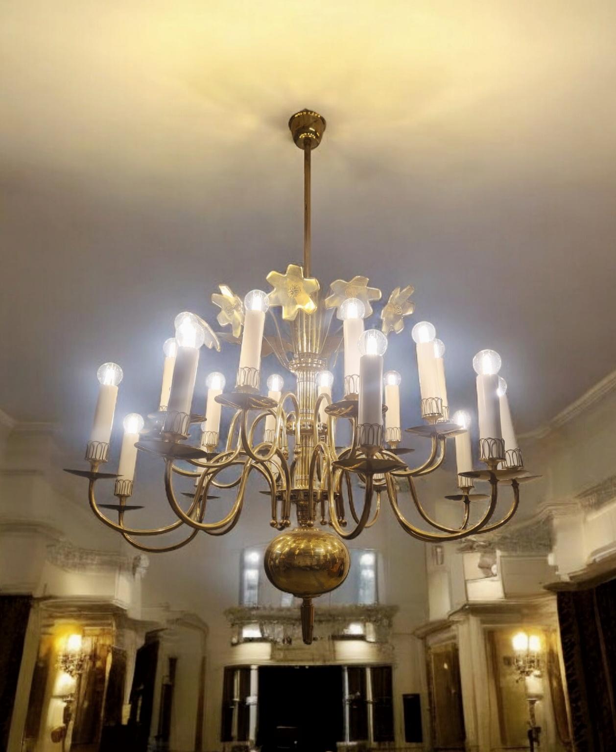 Lampada da soffitto monumentale in ottone in stile barocco di Paavo Tynell, Taito 1950s in vendita 4