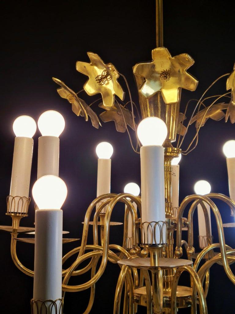 Questo lampadario ha dimensioni monumentali e dettagli all'altezza. Commissionata per l'antica 