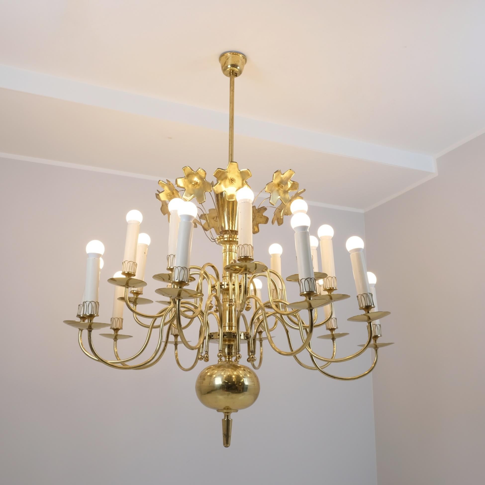 Finlandese Lampada da soffitto monumentale in ottone in stile barocco di Paavo Tynell, Taito 1950s in vendita