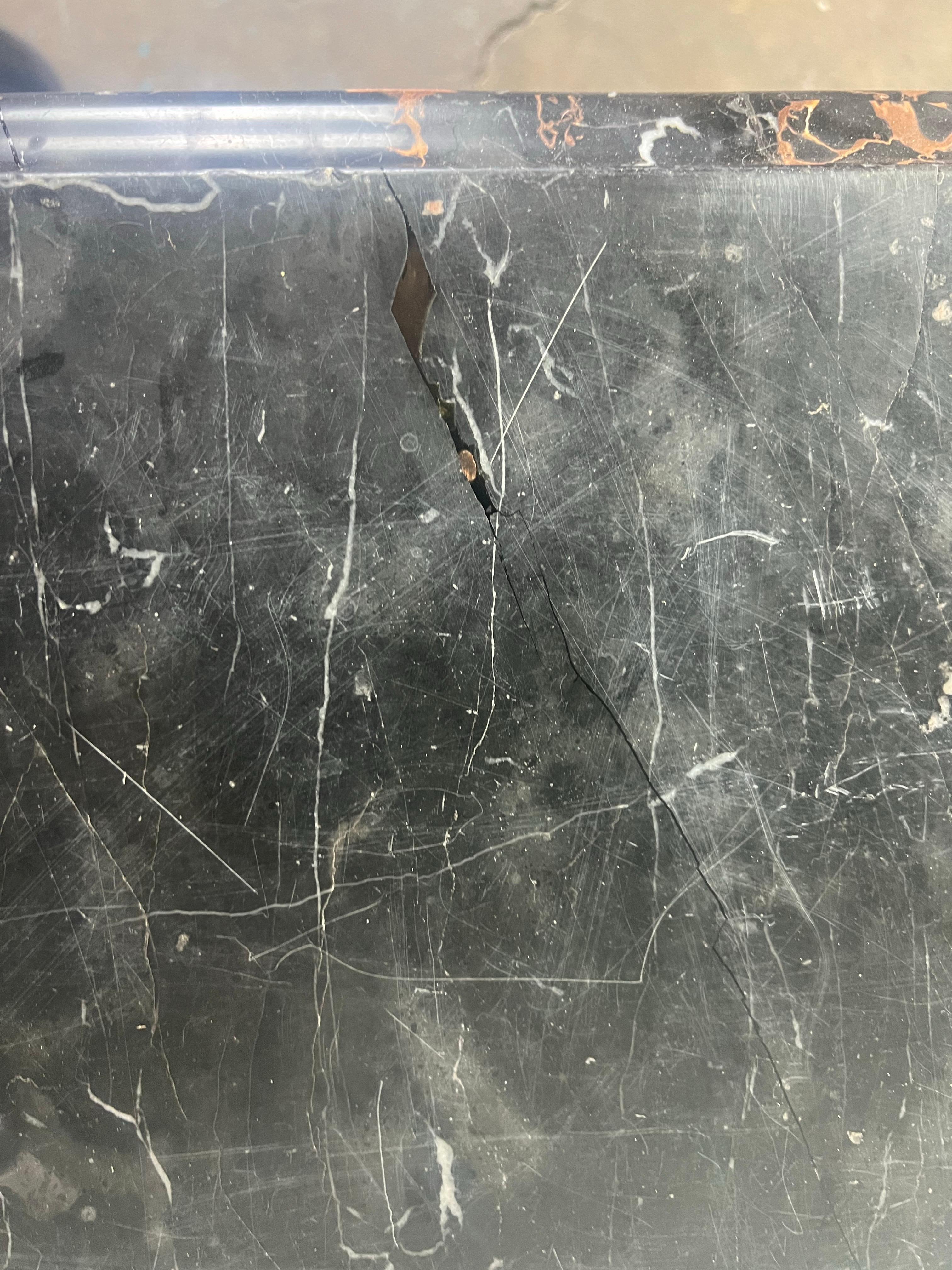 Monumentaler bemalter Couchtisch im Rokoko-Stil mit Marmorplatte im Angebot 6