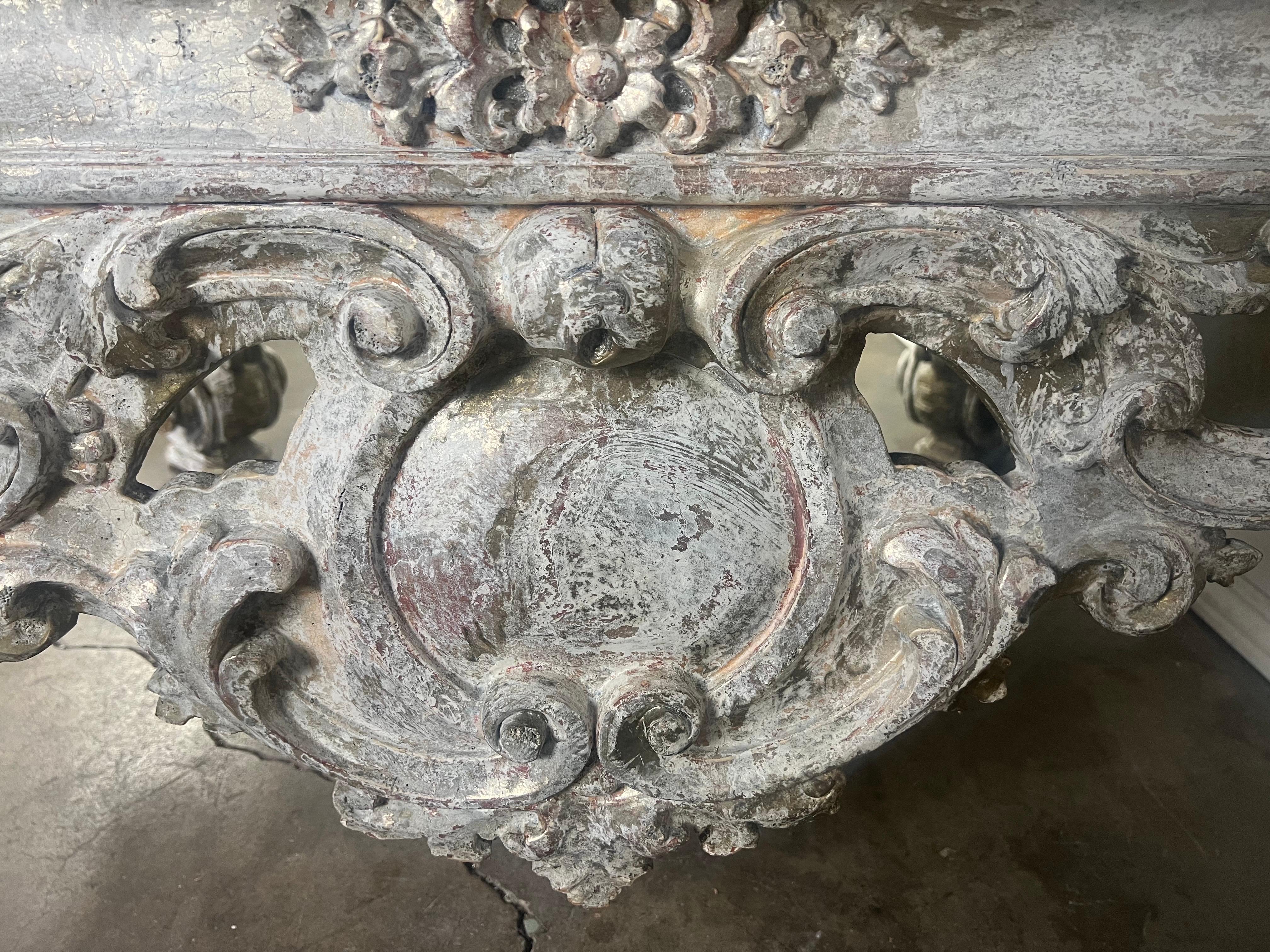 Monumentaler bemalter Couchtisch im Rokoko-Stil mit Marmorplatte im Angebot 7