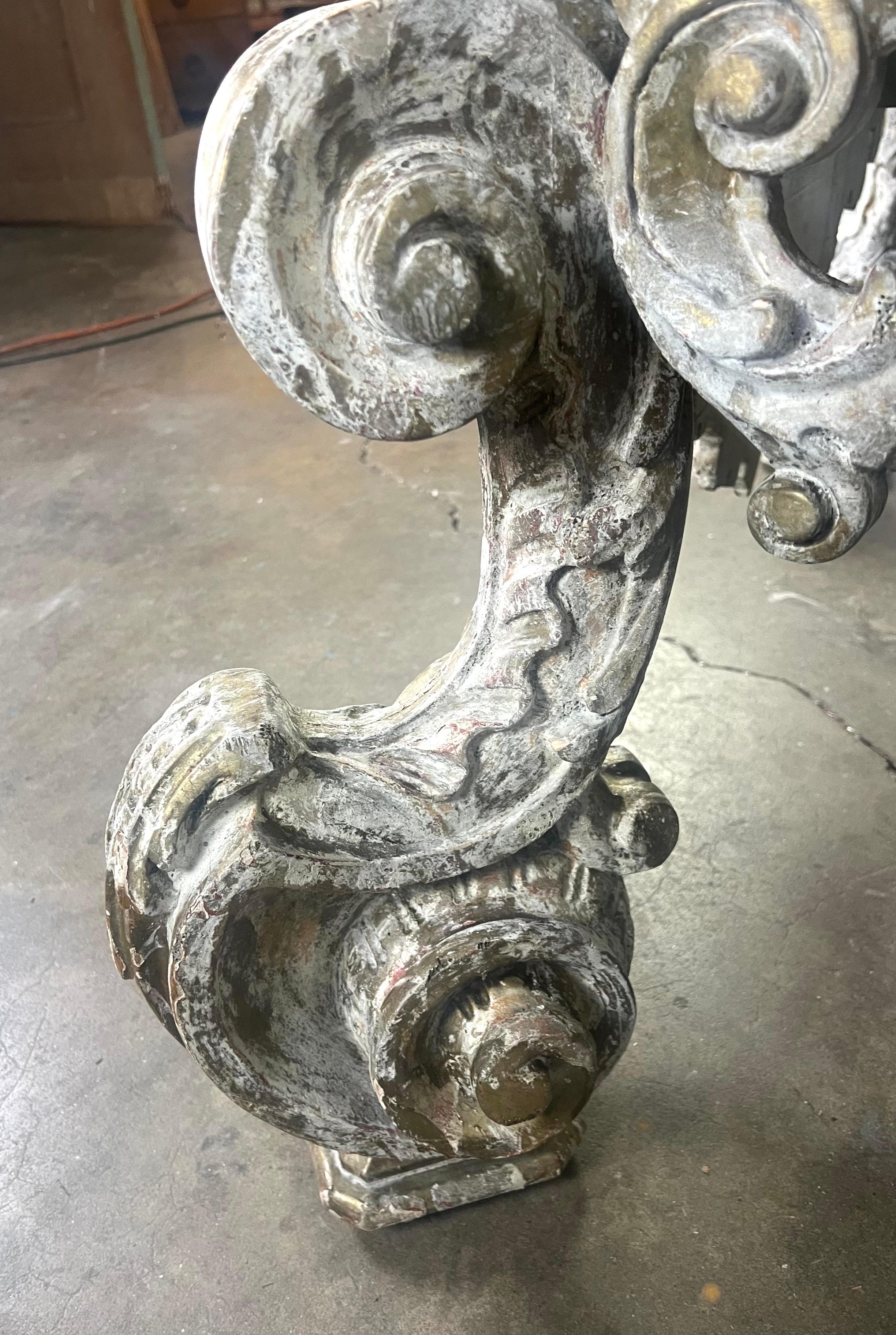 Monumentaler bemalter Couchtisch im Rokoko-Stil mit Marmorplatte im Angebot 9