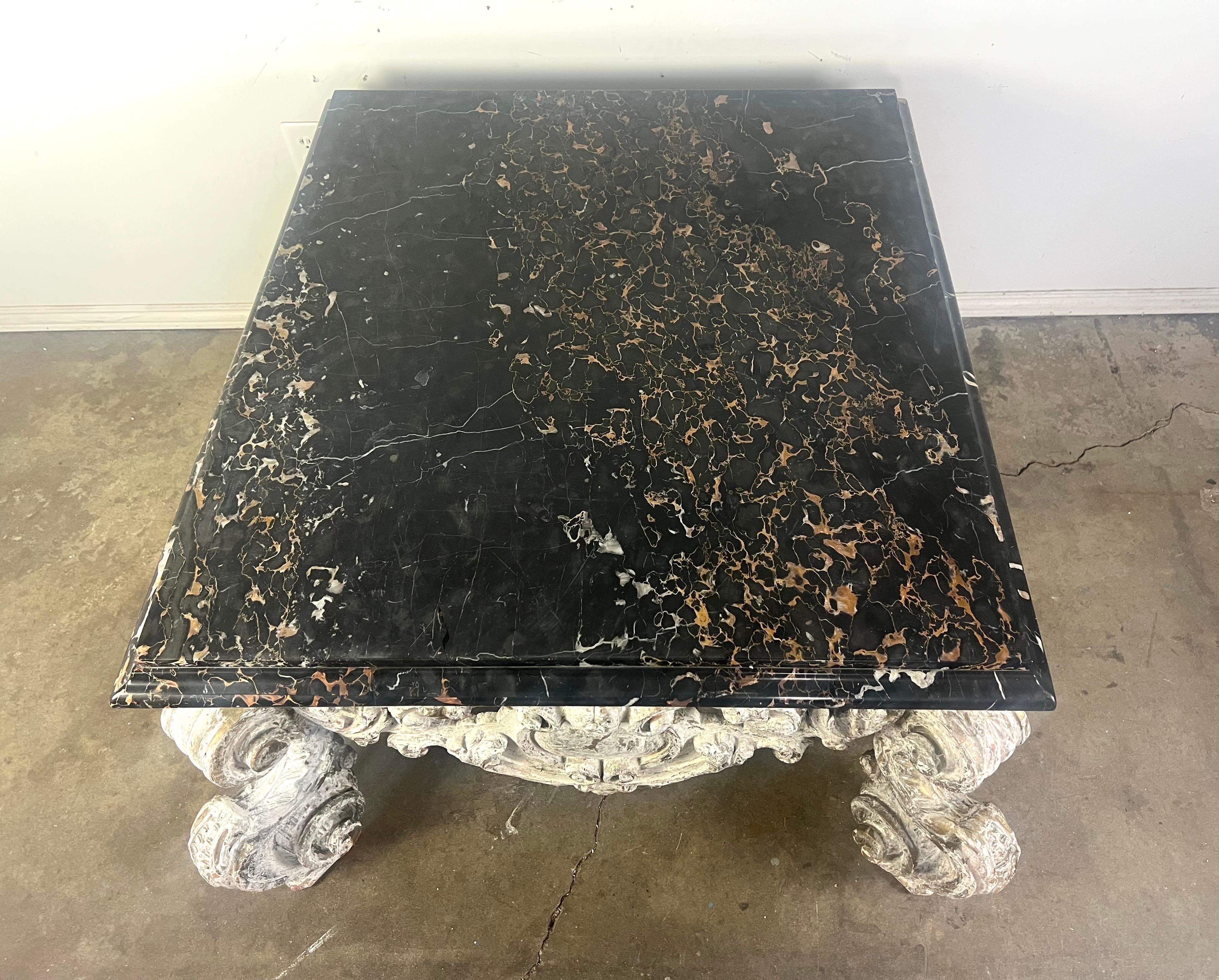 Monumentaler bemalter Couchtisch im Rokoko-Stil mit Marmorplatte im Angebot 10