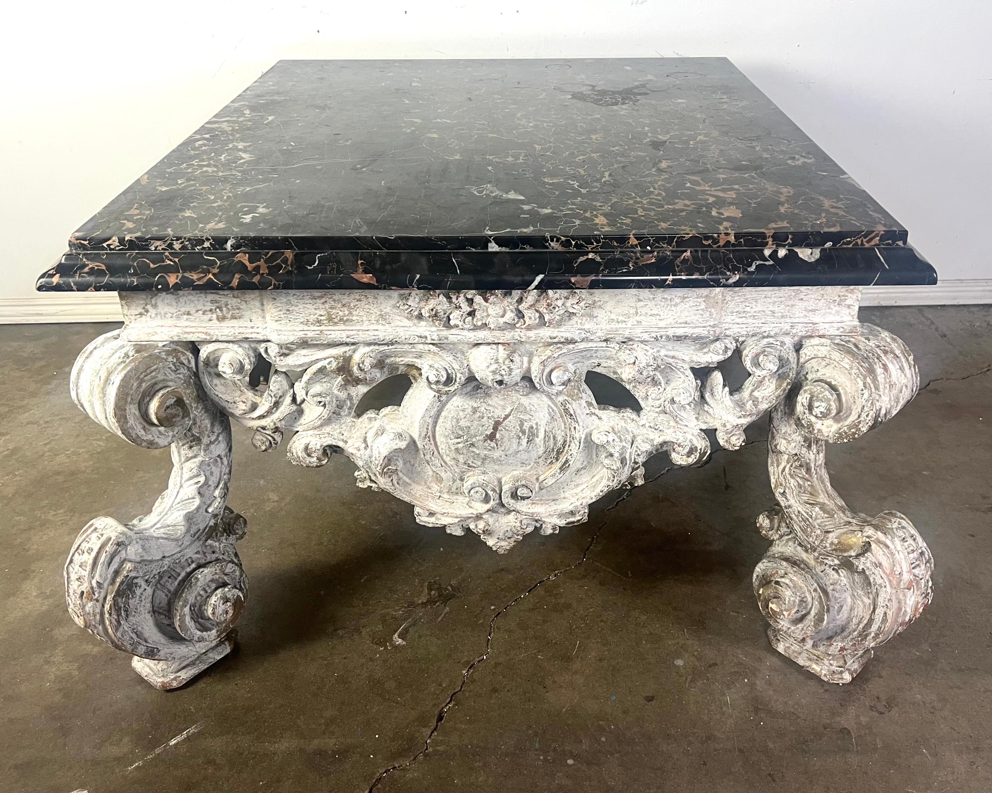 Monumentaler bemalter Couchtisch im Rokoko-Stil mit Marmorplatte (Italienisch) im Angebot