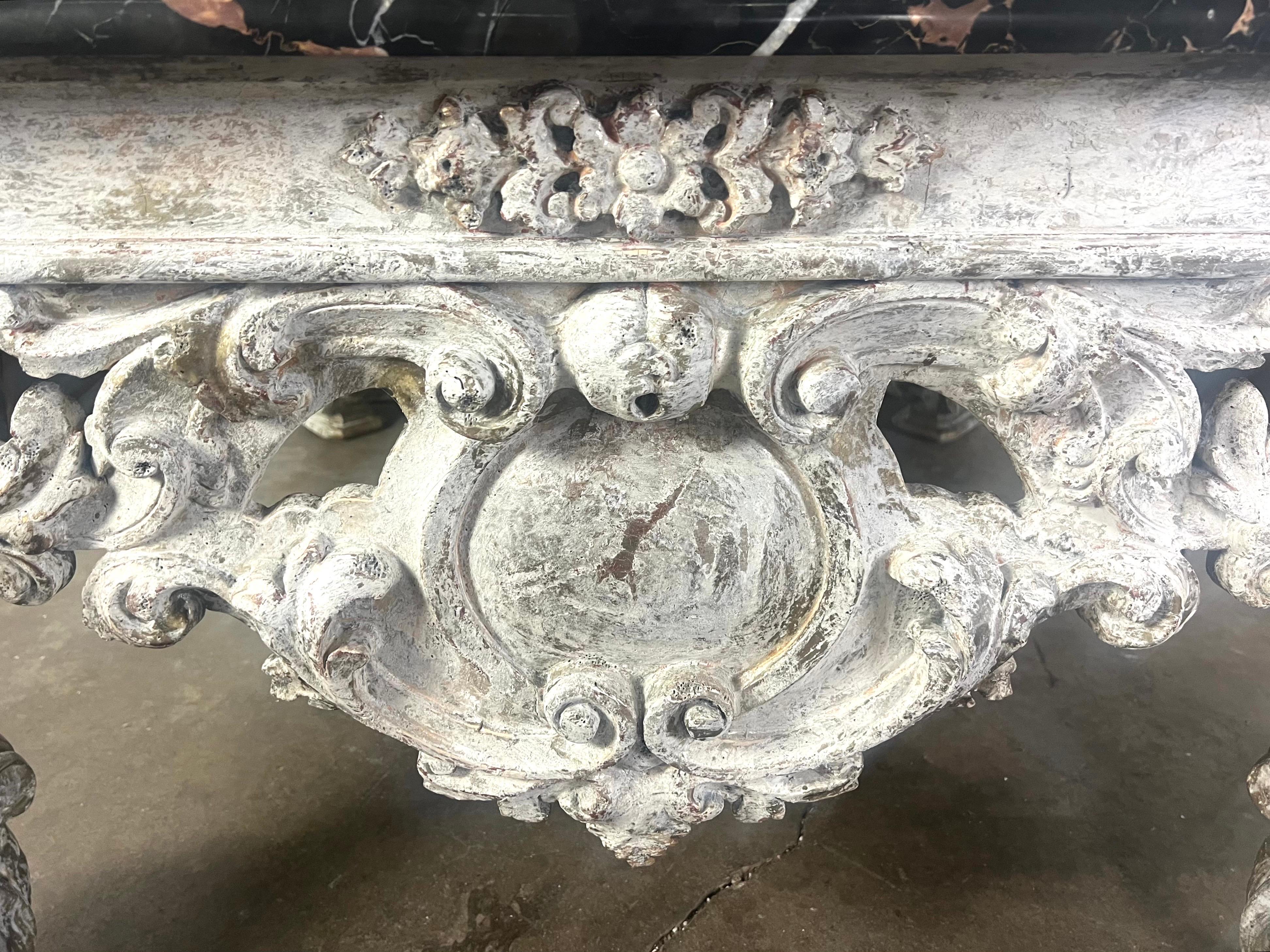 Monumentaler bemalter Couchtisch im Rokoko-Stil mit Marmorplatte (20. Jahrhundert) im Angebot