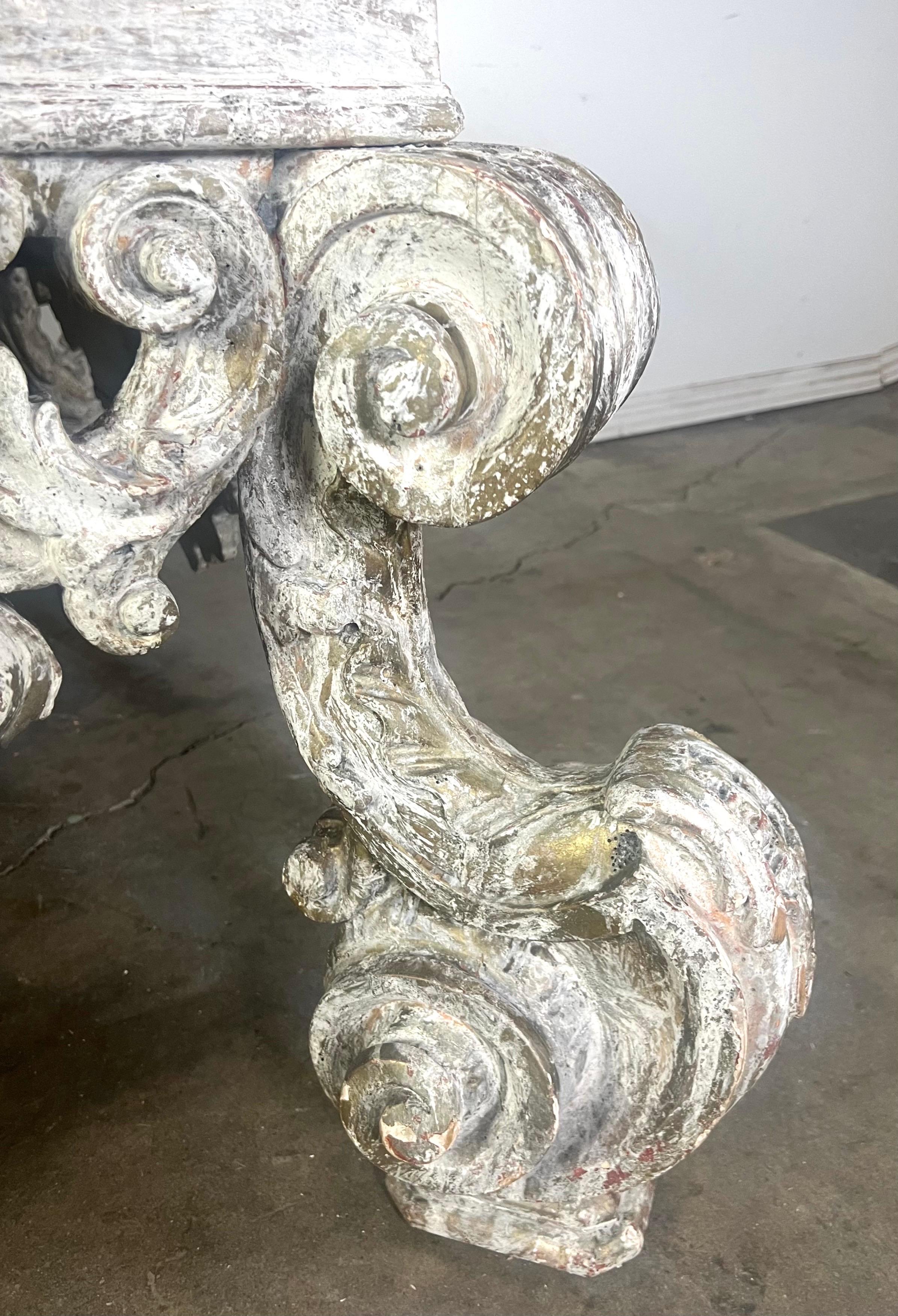 Monumentaler bemalter Couchtisch im Rokoko-Stil mit Marmorplatte im Angebot 1