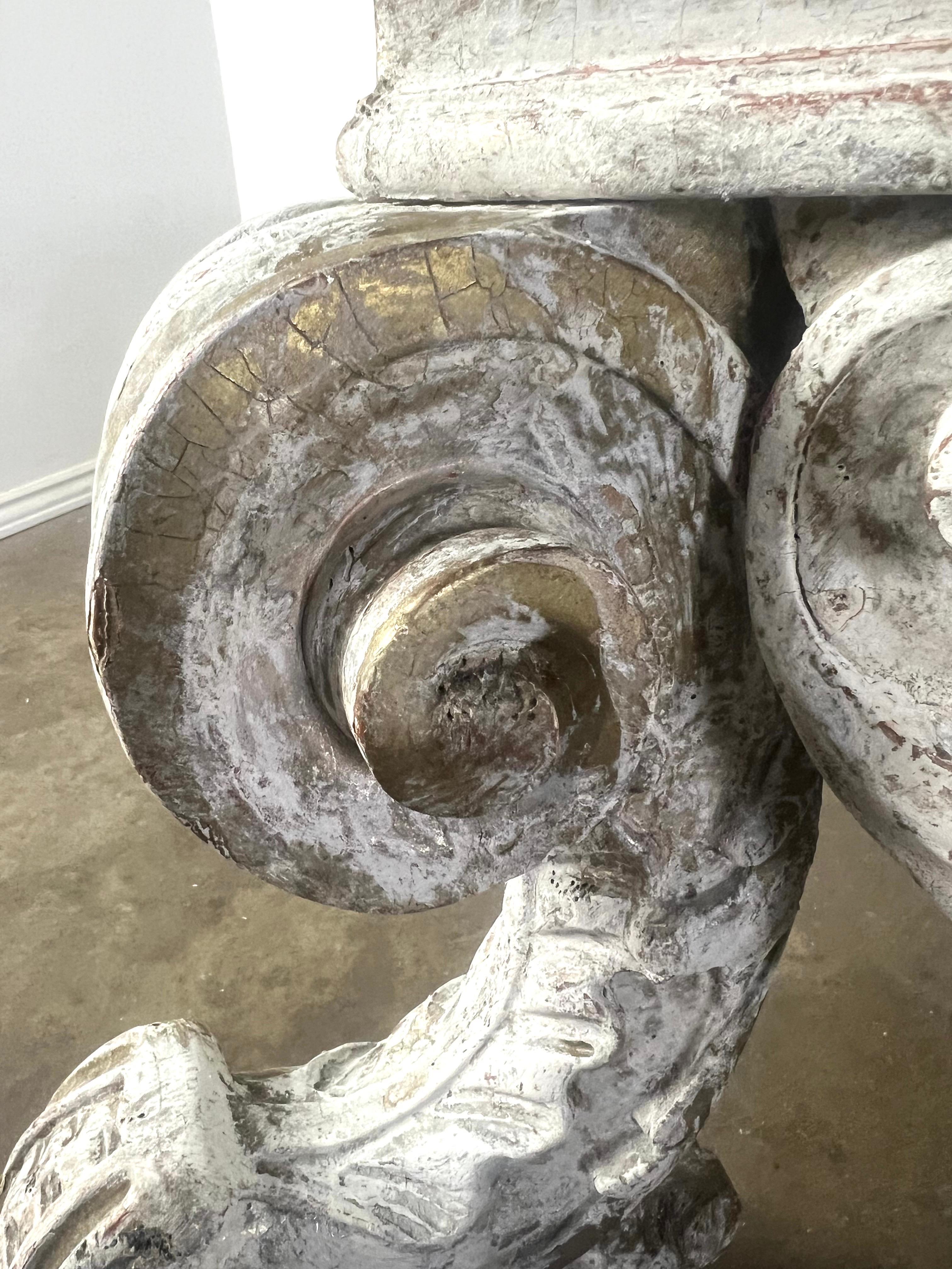 Monumentaler bemalter Couchtisch im Rokoko-Stil mit Marmorplatte im Angebot 3