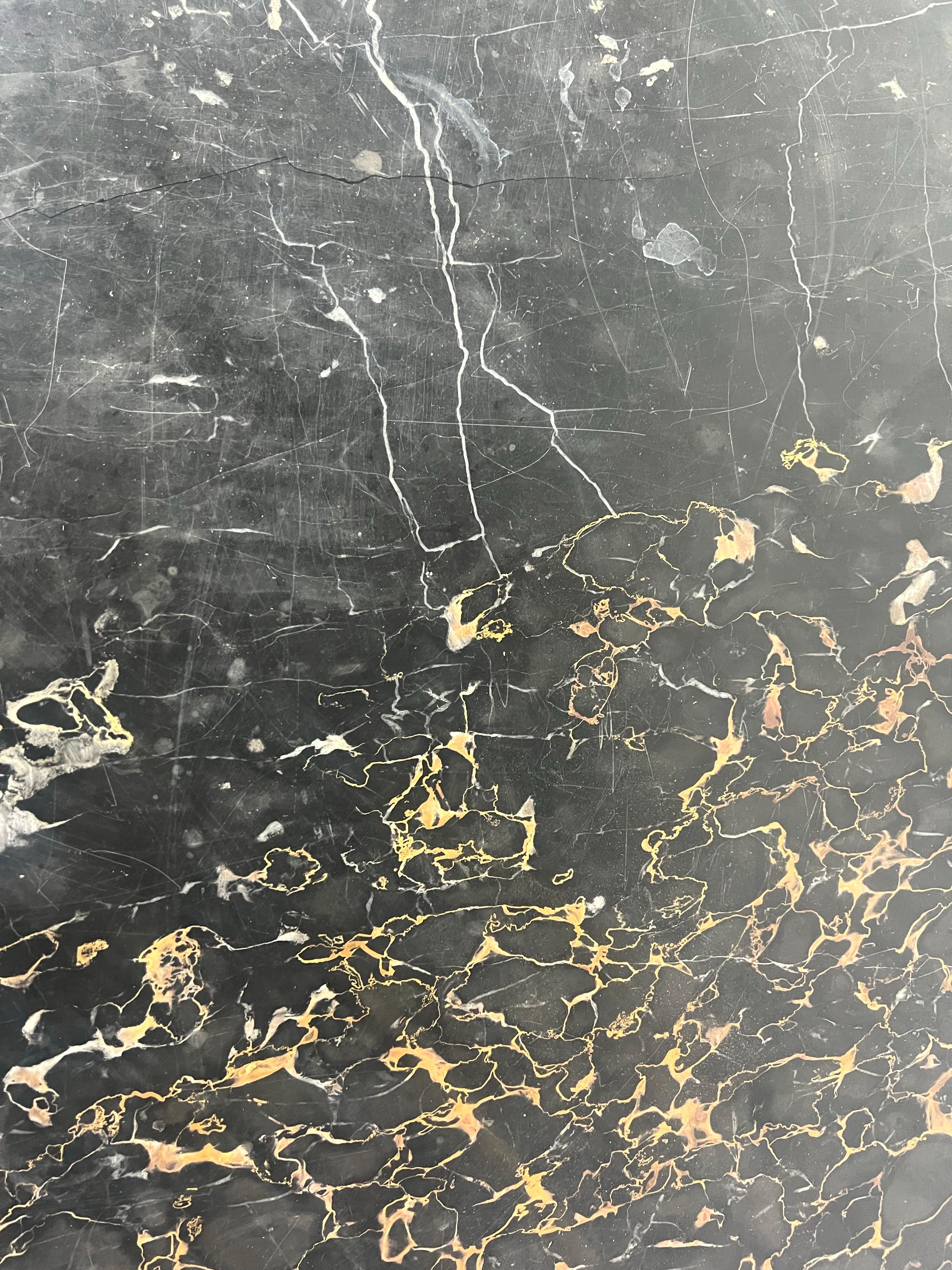 Monumentaler bemalter Couchtisch im Rokoko-Stil mit Marmorplatte im Angebot 4