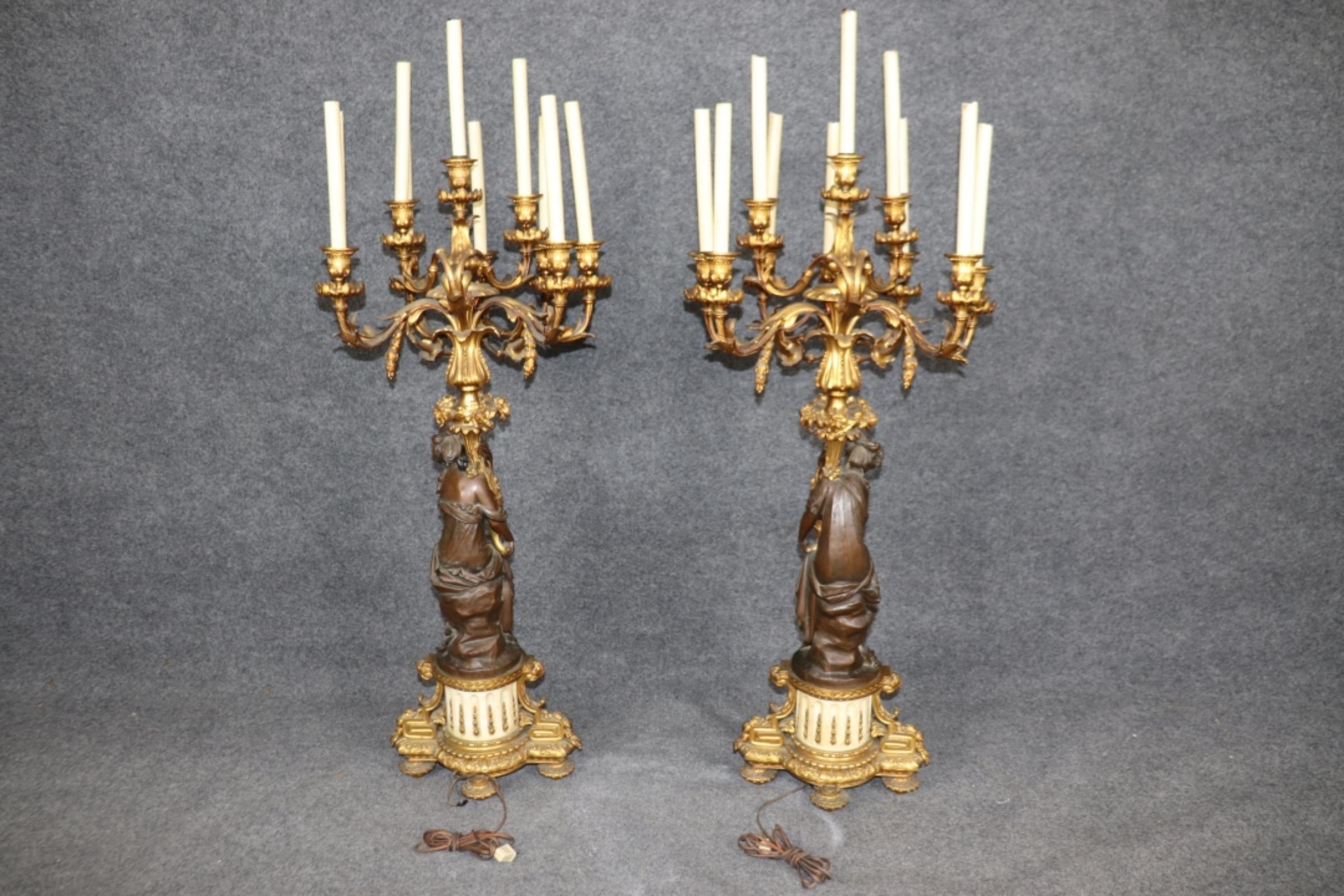 Si tratta di una splendida coppia di lampade monumentali in bronzo e marmo illuminate che sono state trasformate in candelabri dopo la loro realizzazione. Le lampade non sono firmate ma sembrano di Ferdinand Barbedienne e le attribuiamo alla sua
