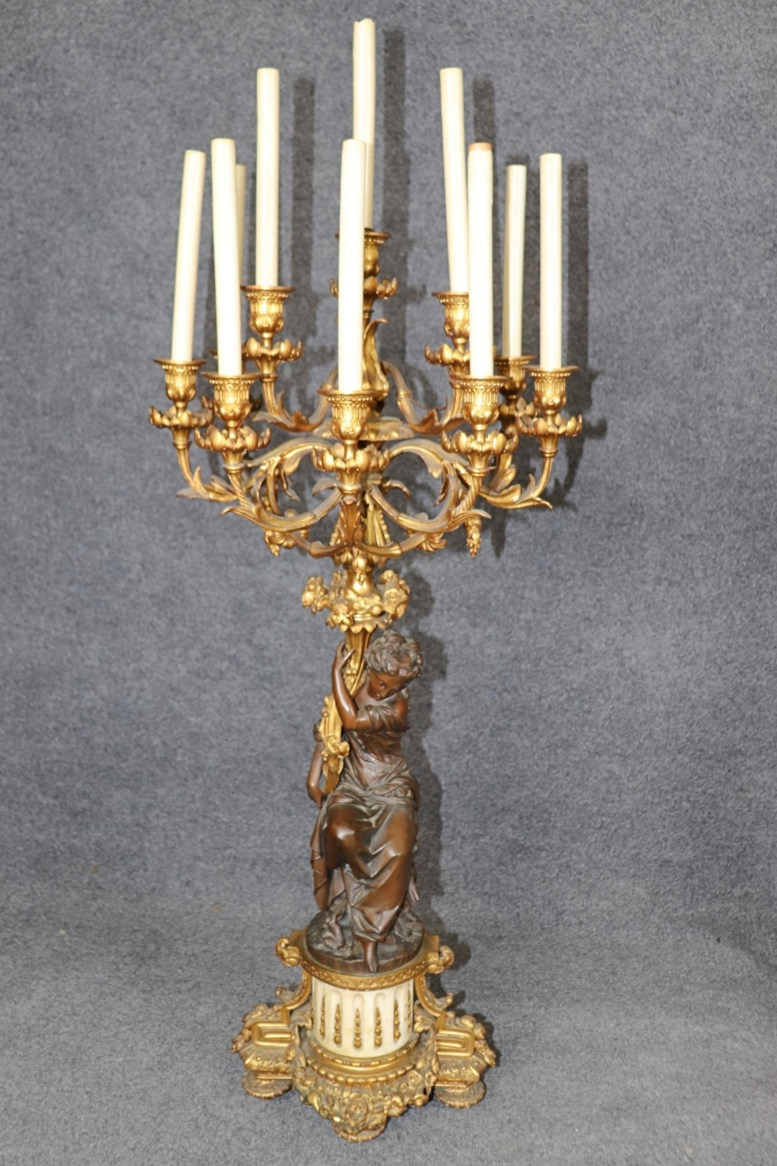 Francese Coppia monumentale di lampade a candelabro in bronzo in stile Luigi XV francese del 19° secolo, figurato in vendita