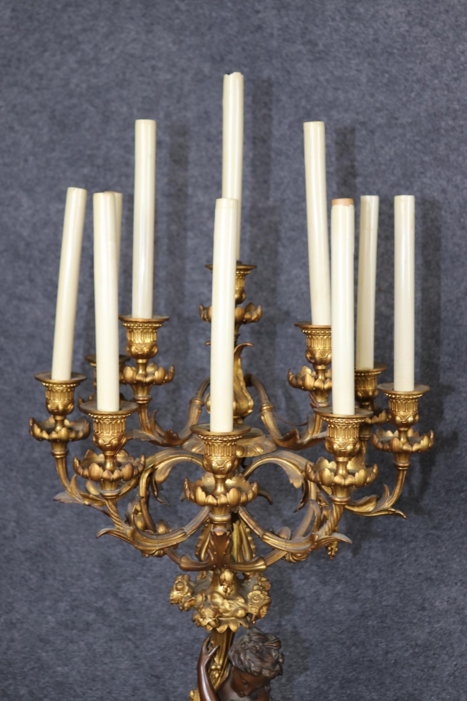 XIX secolo Coppia monumentale di lampade a candelabro in bronzo in stile Luigi XV francese del 19° secolo, figurato in vendita