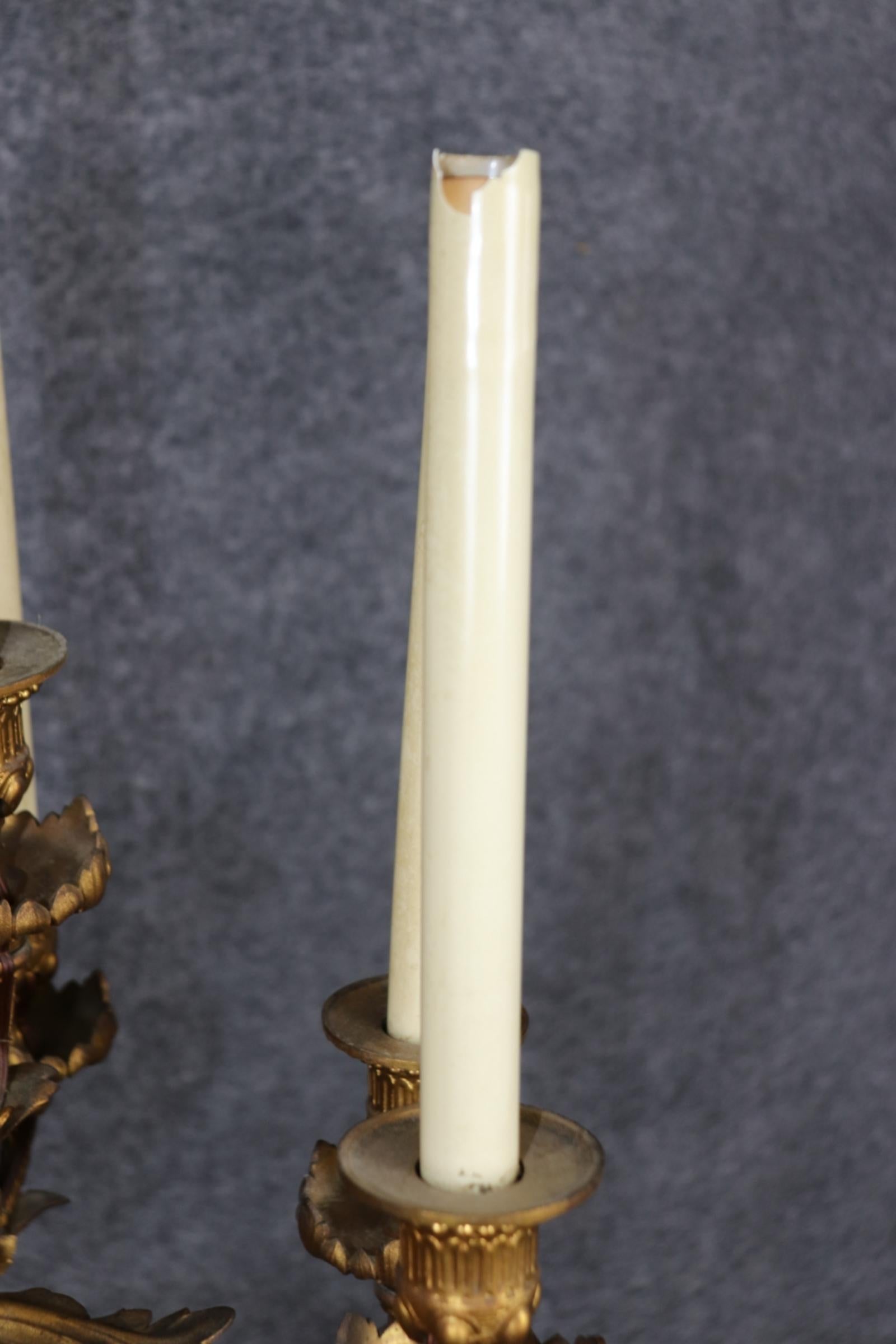 Coppia monumentale di lampade a candelabro in bronzo in stile Luigi XV francese del 19° secolo, figurato in vendita 1