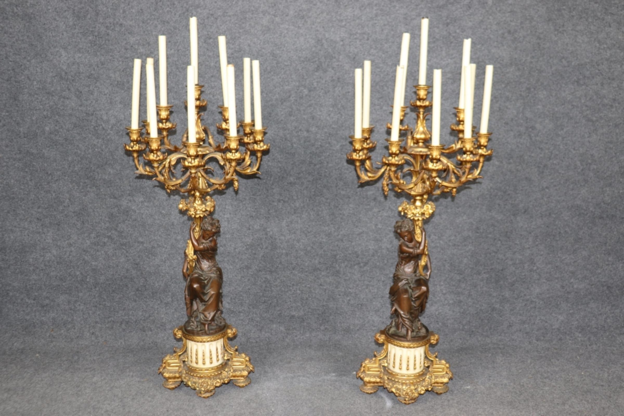 Coppia monumentale di lampade a candelabro in bronzo in stile Luigi XV francese del 19° secolo, figurato in vendita 2
