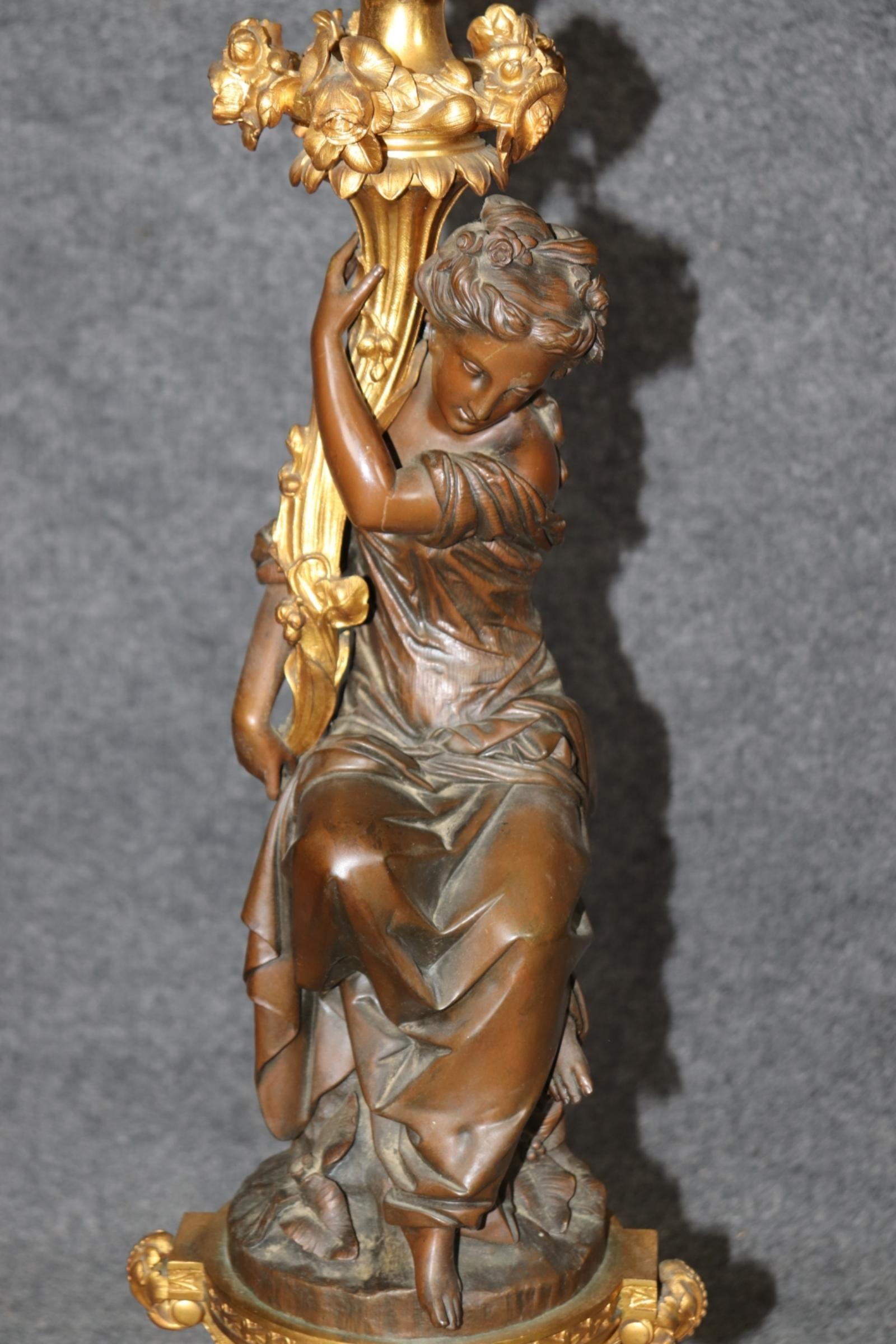 Coppia monumentale di lampade a candelabro in bronzo in stile Luigi XV francese del 19° secolo, figurato in vendita 3