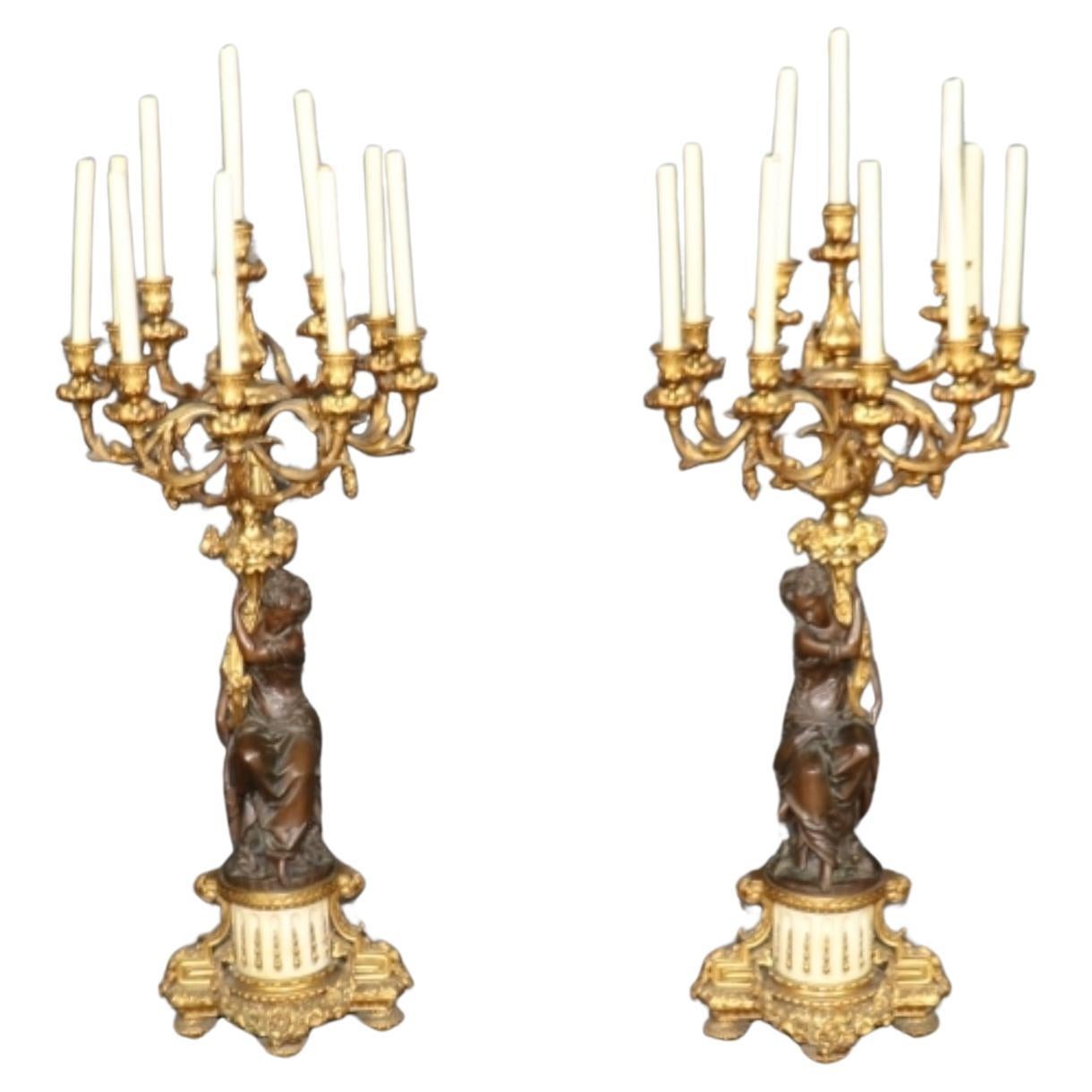 Coppia monumentale di lampade a candelabro in bronzo in stile Luigi XV francese del 19° secolo, figurato