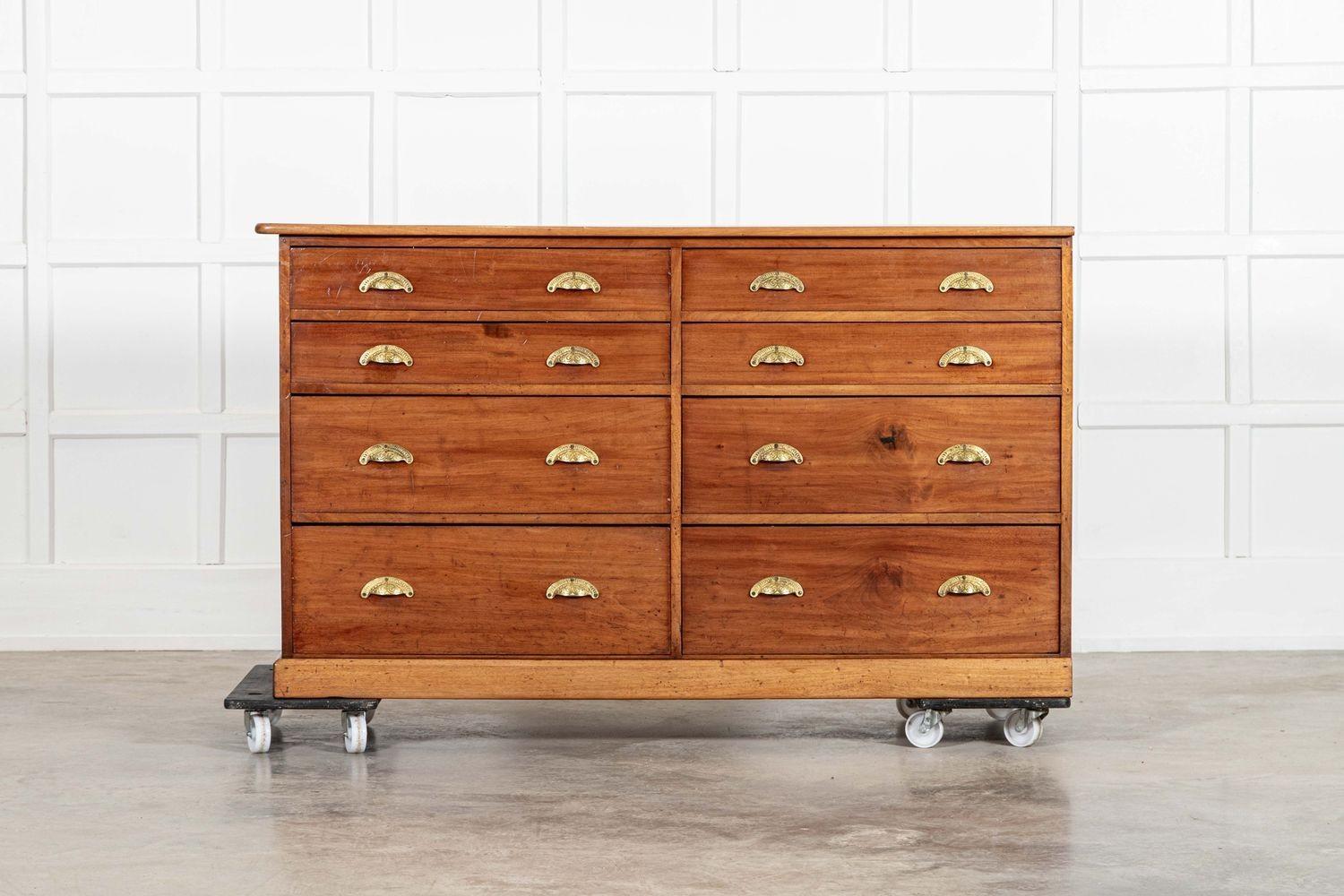 circa 1890
Coppia monumentale di cassetti per merceria in mogano inglese del XIX secolo
sku 2033
Prezzo per la coppia
Misure complessive insieme L315 x P55 x H91 cm
W157.5 x D55 x H91 cm
Peso 72Kg