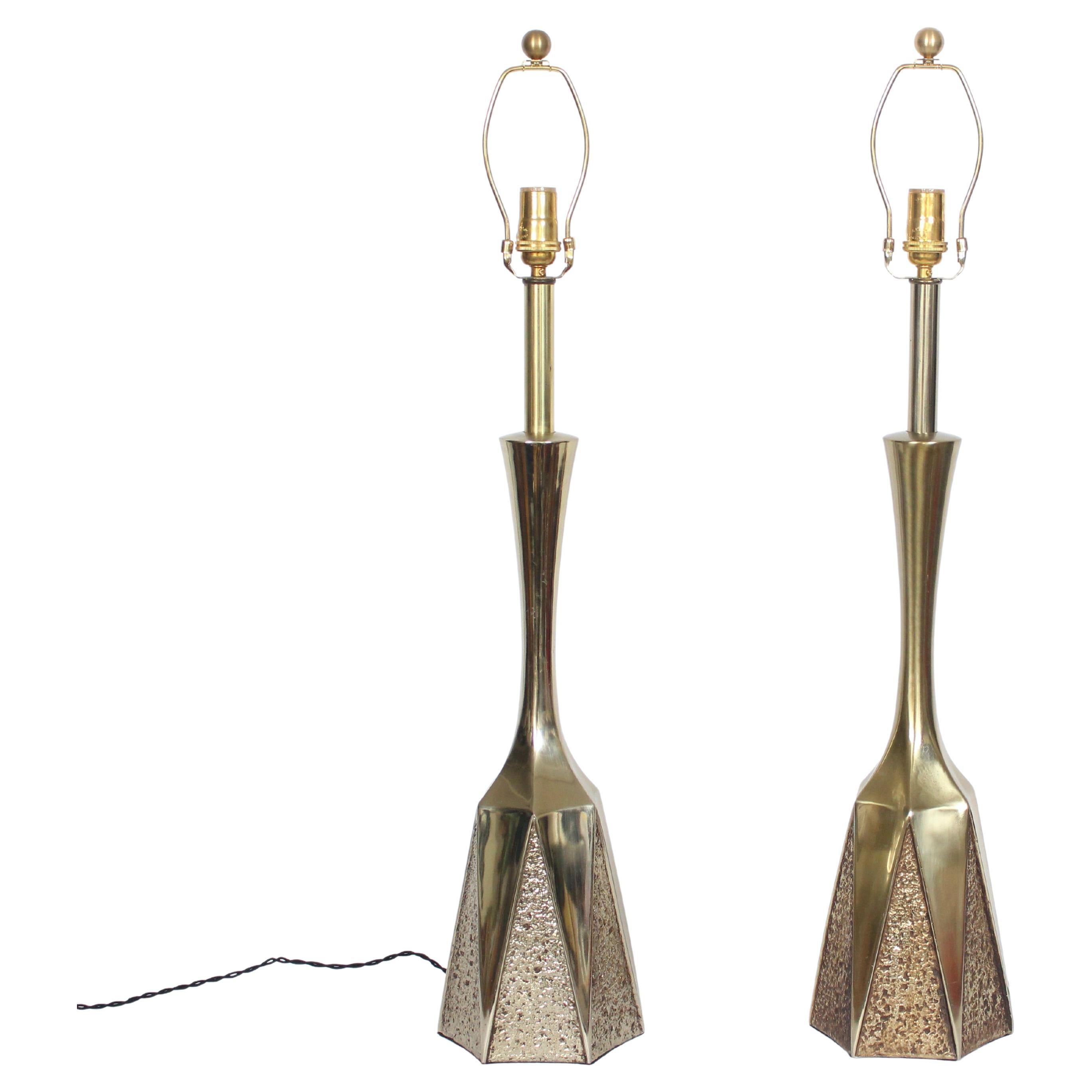 Americano Coppia monumentale Barr & Weiss per Laurel Lamp Co. Lampade da tavolo in ottone martellato in vendita