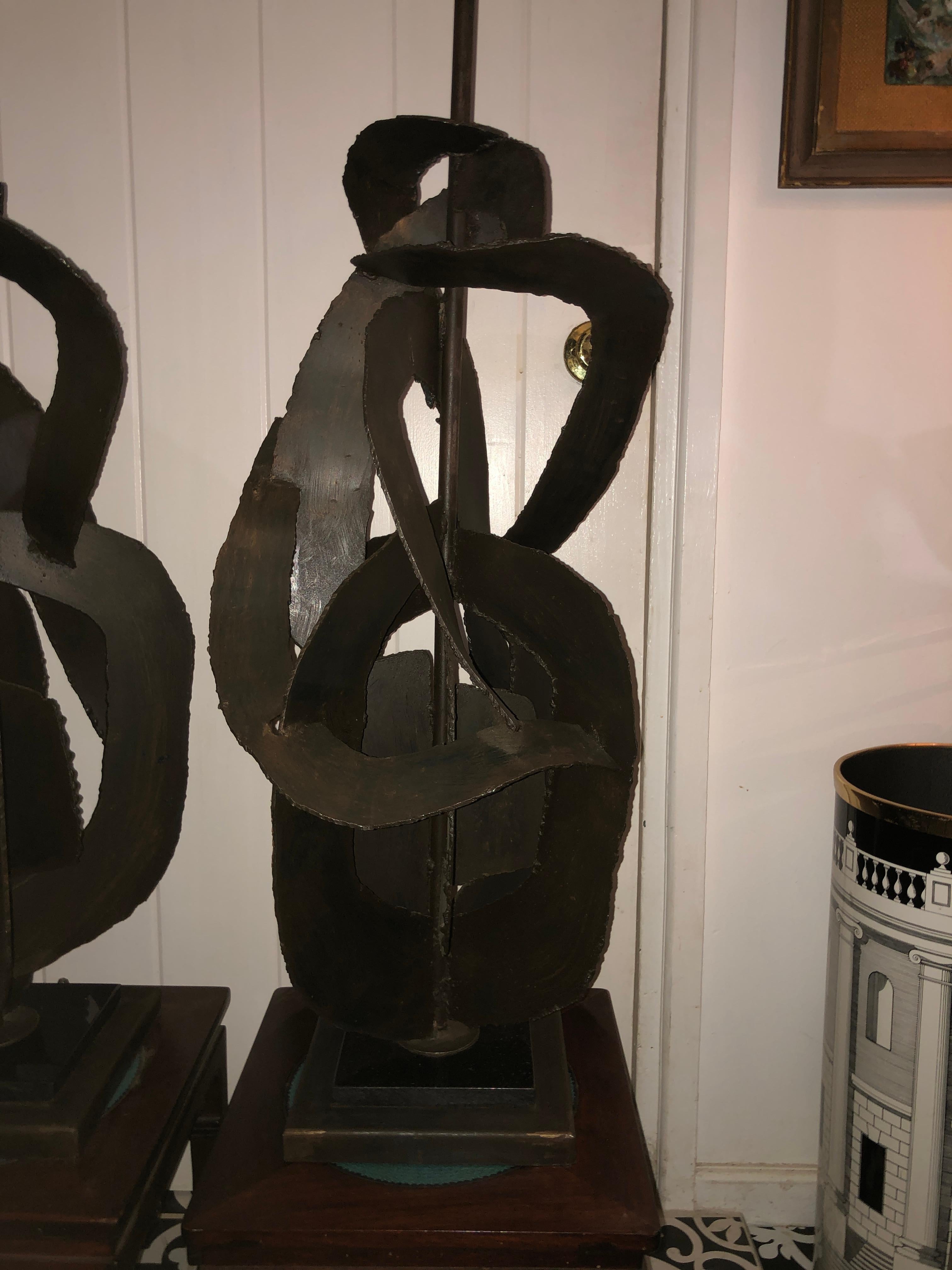Monumentales Paar brutalistische Richard Barr Lorbeerlampen aus Stahl im Torch Cut-Schliff, Mitte des Jahrhunderts im Zustand „Gut“ im Angebot in Pemberton, NJ