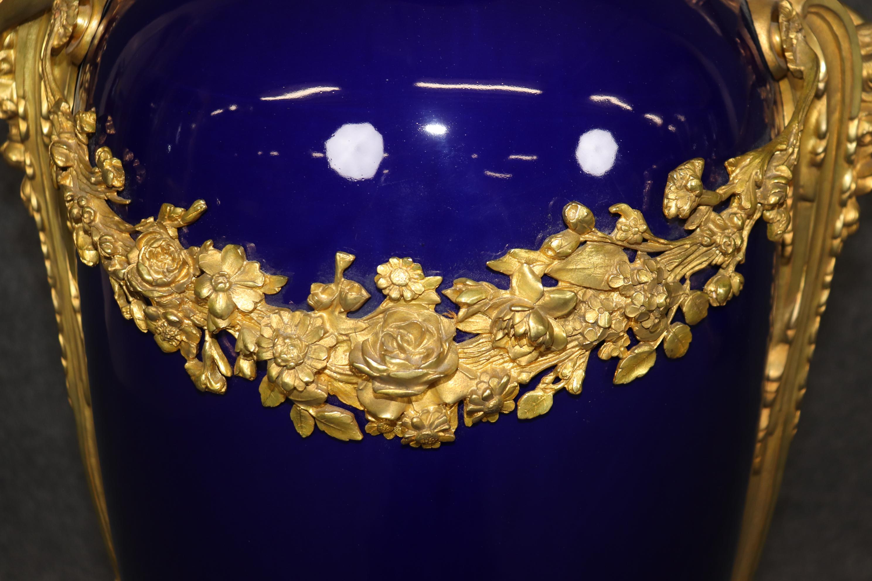 Monumentales Paar Gold Dore' Figural Maidenblaues Porzellan Sevres zugeschrieben Urnen, Monumentales Paar 3