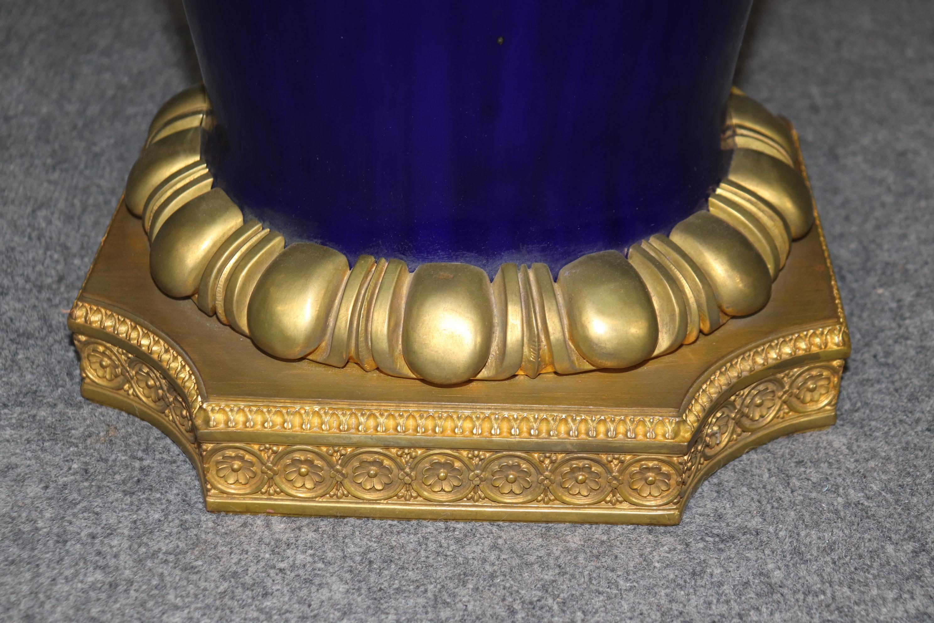 Monumentales Paar Gold Dore' Figural Maidenblaues Porzellan Sevres zugeschrieben Urnen, Monumentales Paar 4