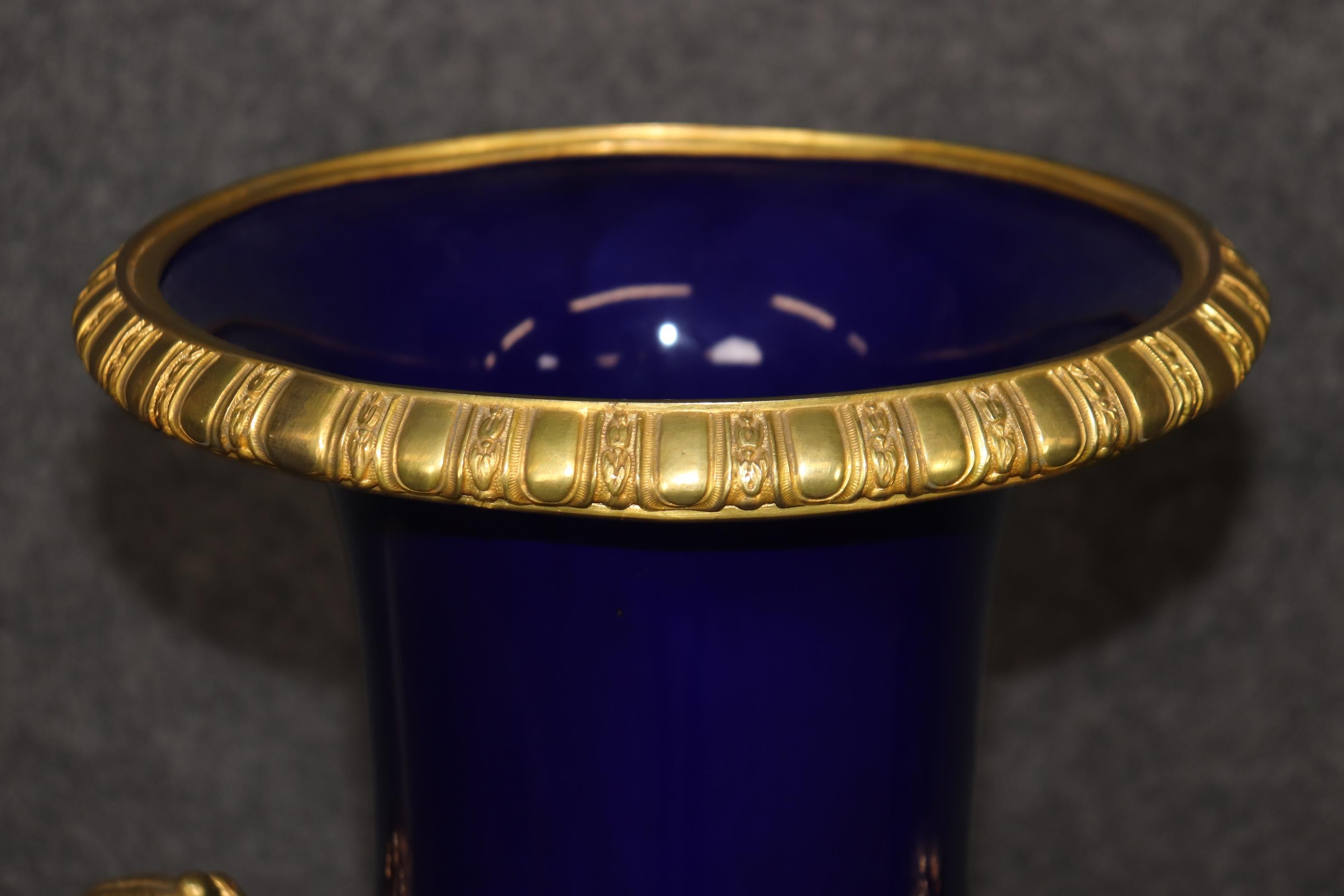 Monumentales Paar Gold Dore' Figural Maidenblaues Porzellan Sevres zugeschrieben Urnen, Monumentales Paar 5