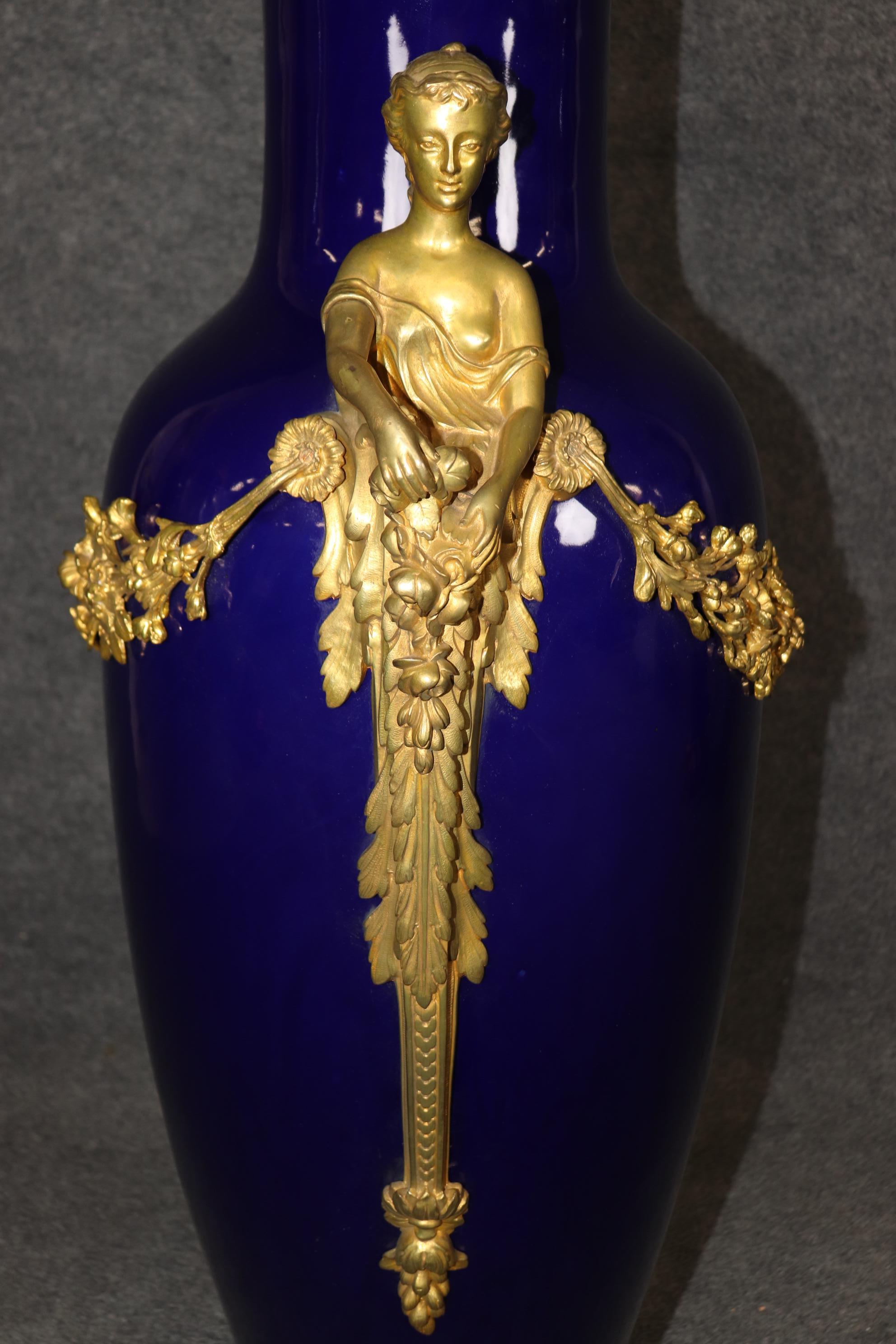Monumentales Paar Gold Dore' Figural Maidenblaues Porzellan Sevres zugeschrieben Urnen, Monumentales Paar 6