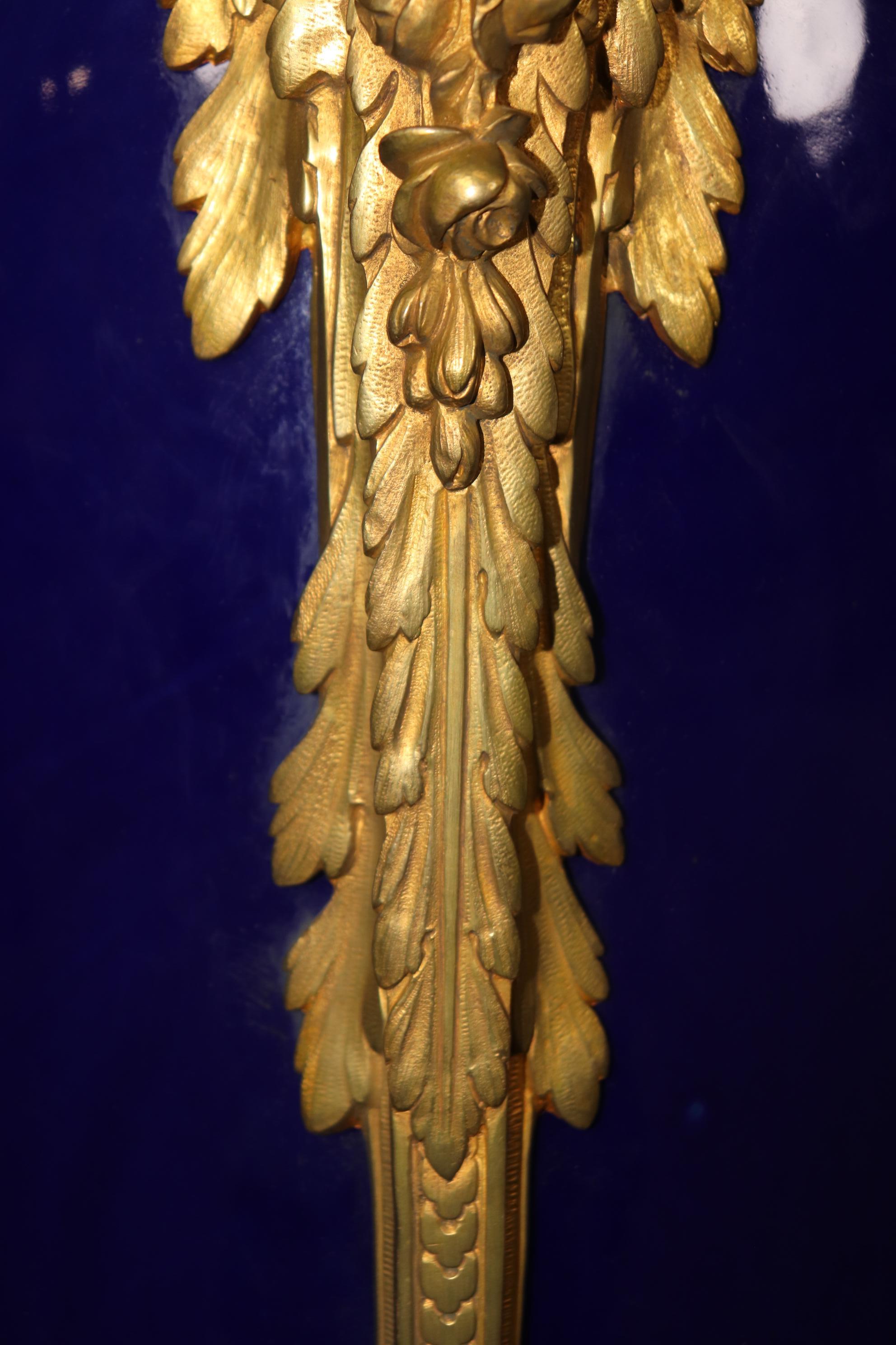 Monumentales Paar Gold Dore' Figural Maidenblaues Porzellan Sevres zugeschrieben Urnen, Monumentales Paar 7