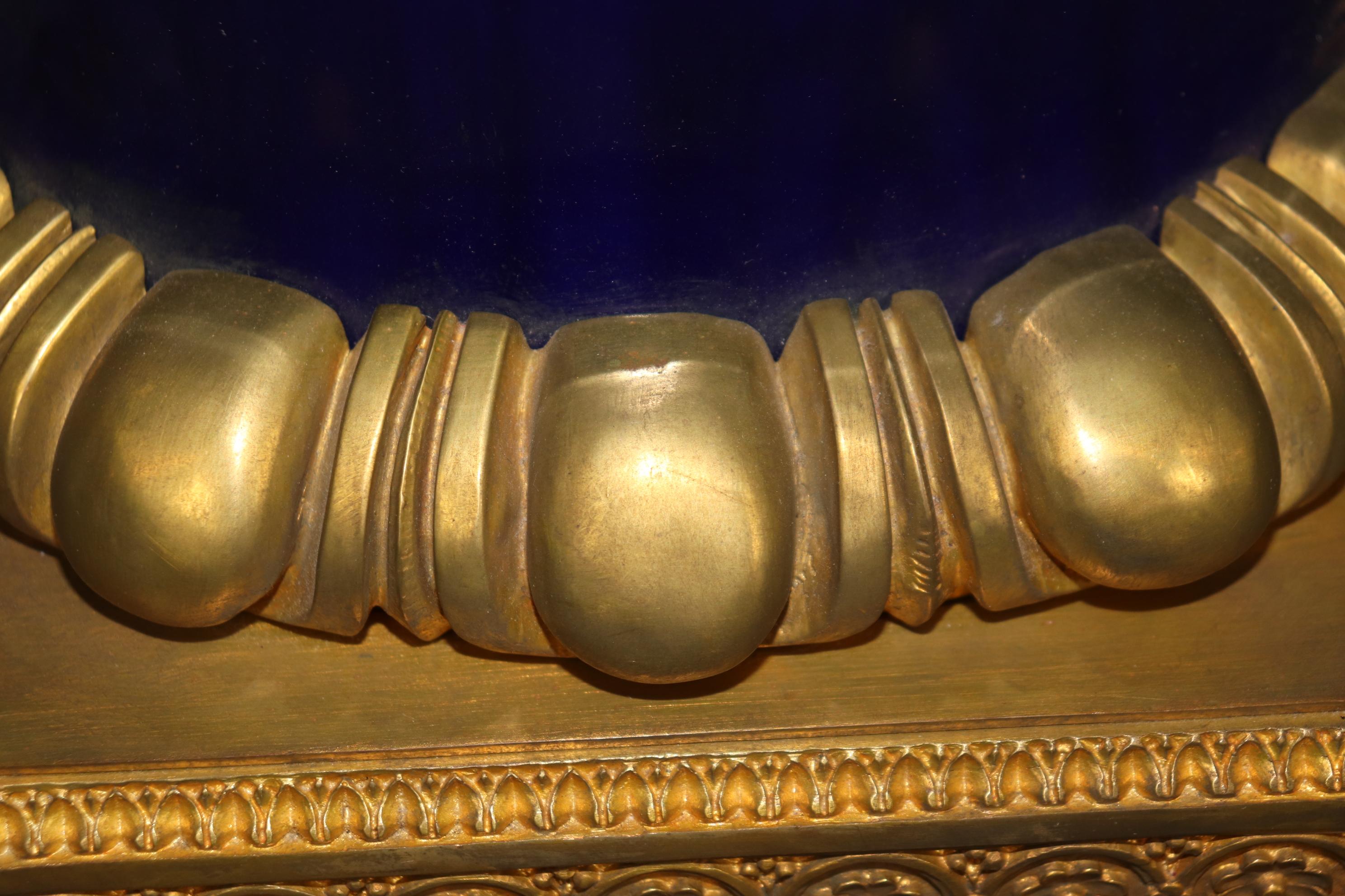 Monumentales Paar Gold Dore' Figural Maidenblaues Porzellan Sevres zugeschrieben Urnen, Monumentales Paar 11
