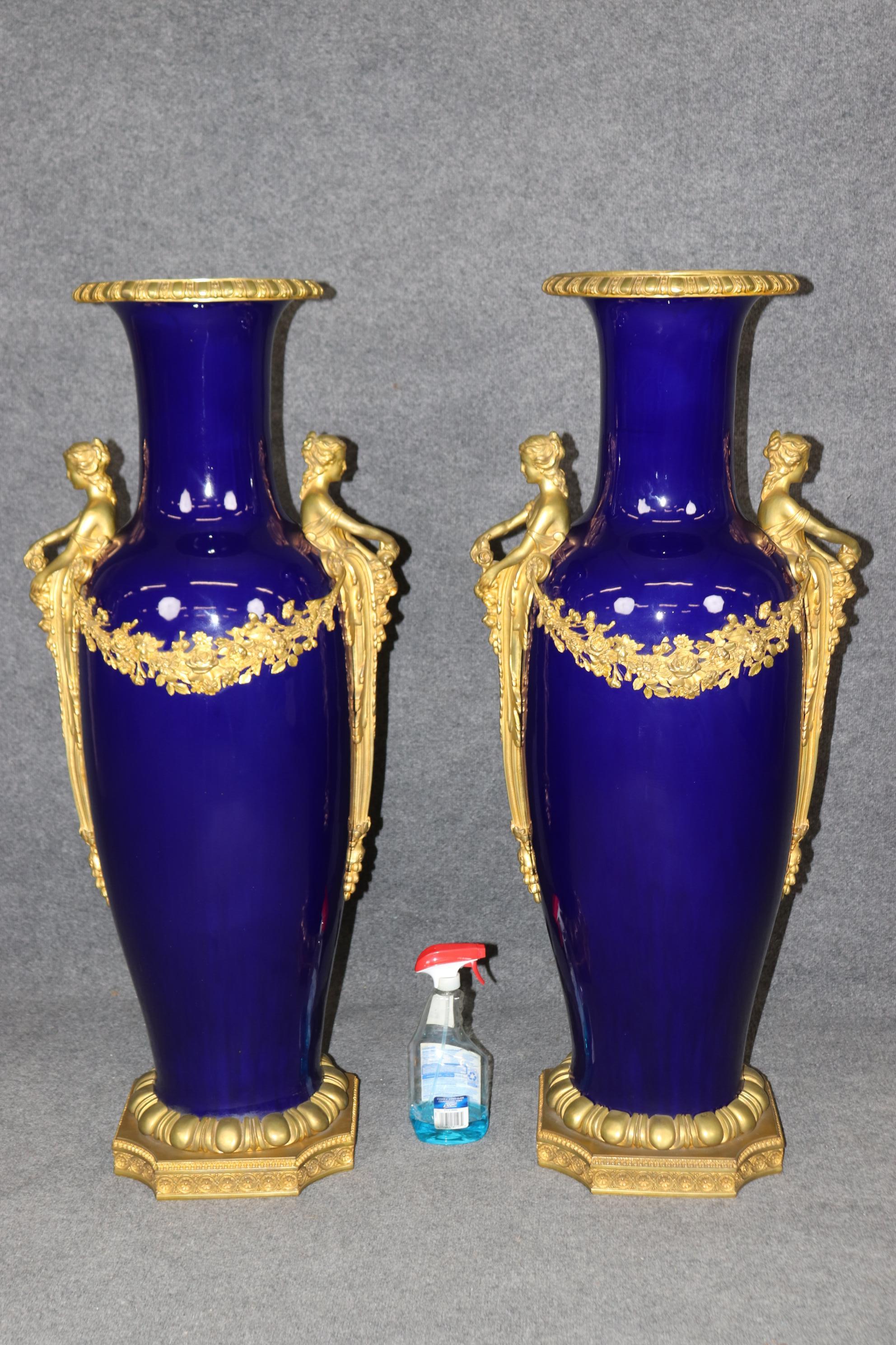 Monumentales Paar Gold Dore' Figural Maidenblaues Porzellan Sevres zugeschrieben Urnen, Monumentales Paar (Louis XV.)