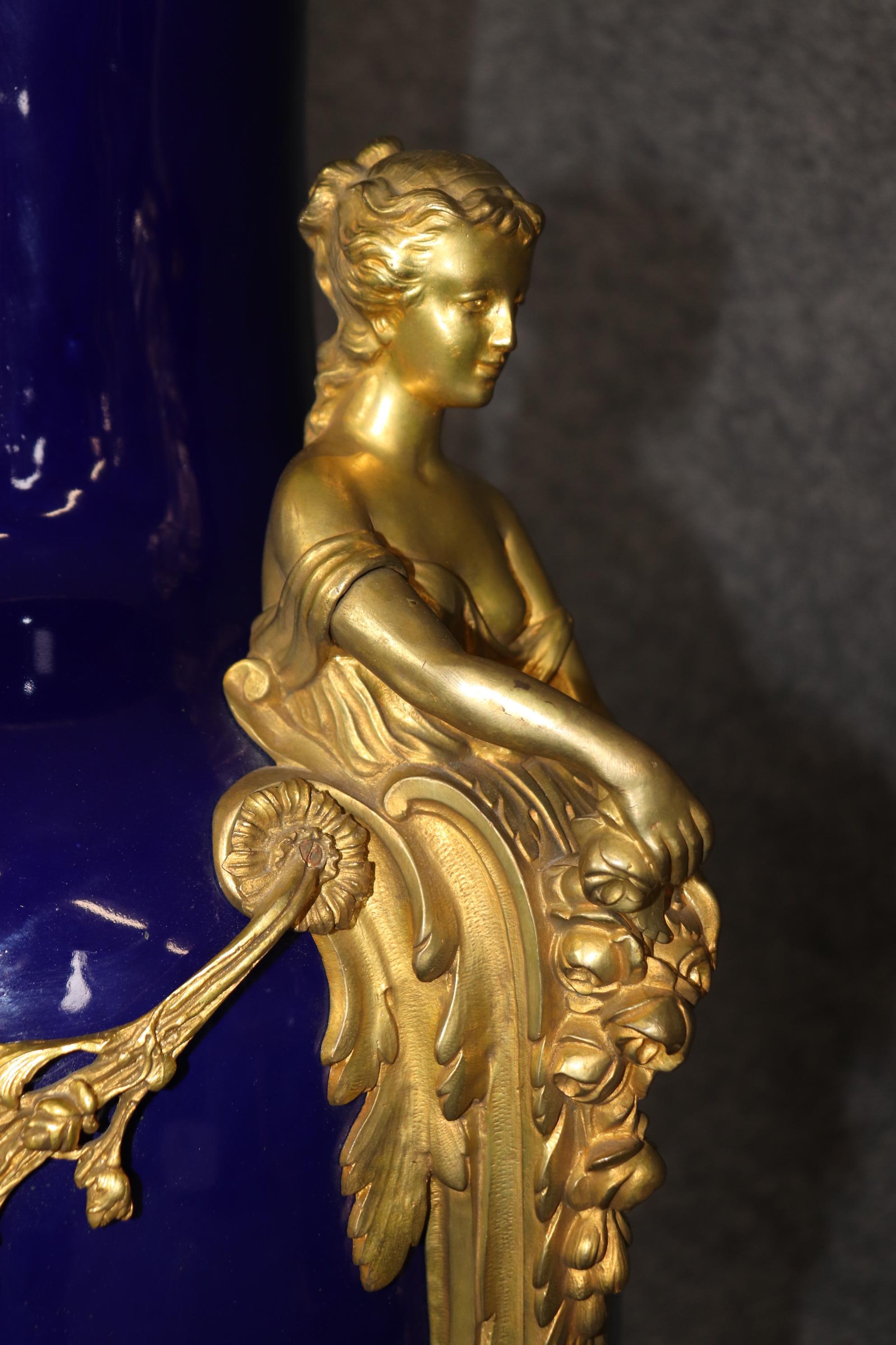 Monumentales Paar Gold Dore' Figural Maidenblaues Porzellan Sevres zugeschrieben Urnen, Monumentales Paar (Französisch)