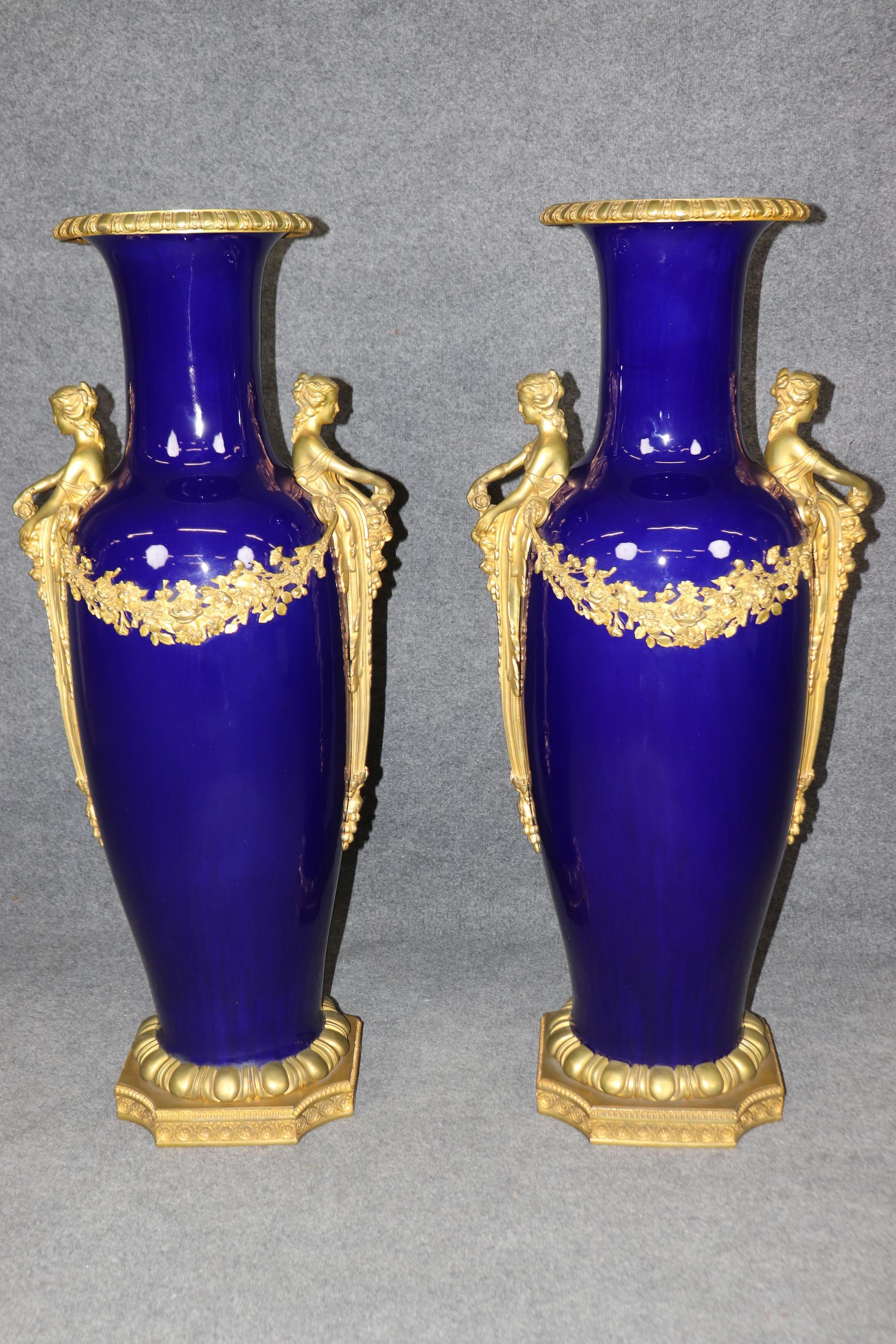 Monumentales Paar Gold Dore' Figural Maidenblaues Porzellan Sevres zugeschrieben Urnen, Monumentales Paar im Zustand „Gut“ in Swedesboro, NJ