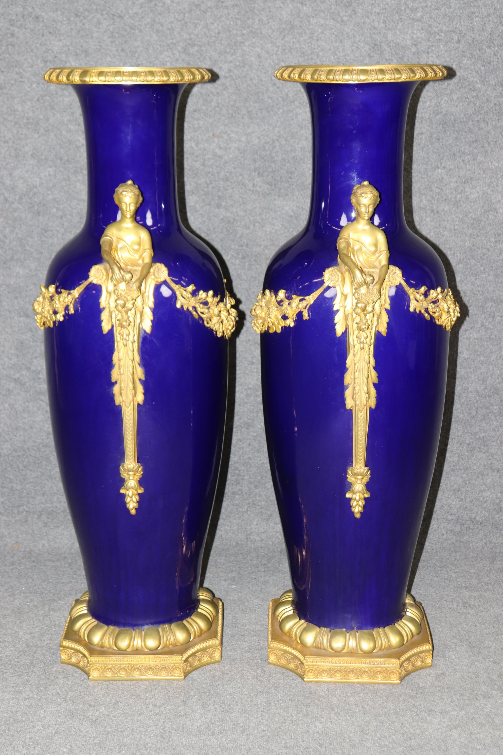 Monumentales Paar Gold Dore' Figural Maidenblaues Porzellan Sevres zugeschrieben Urnen, Monumentales Paar (Mitte des 20. Jahrhunderts)