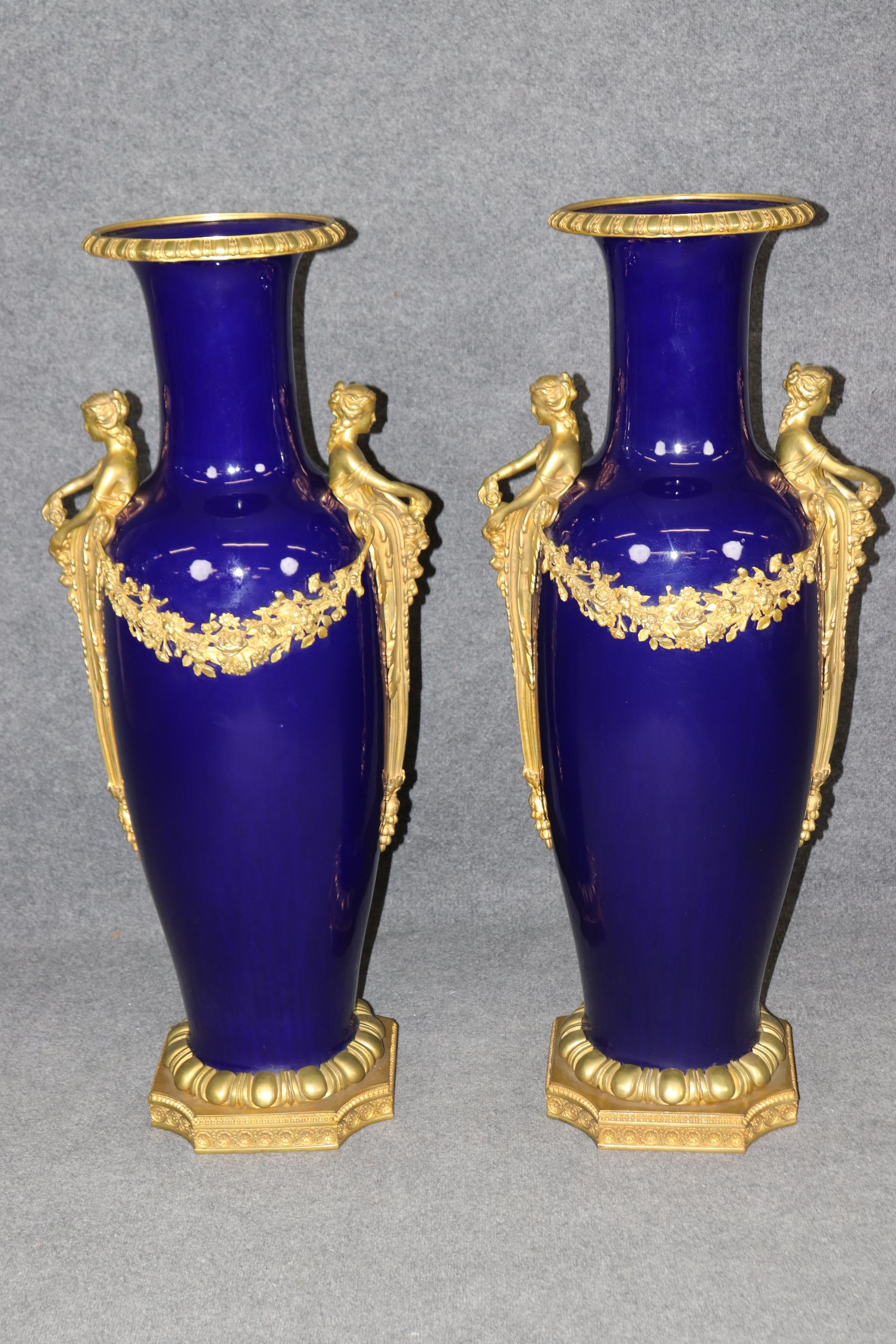 Monumentales Paar Gold Dore' Figural Maidenblaues Porzellan Sevres zugeschrieben Urnen, Monumentales Paar (Bronze)