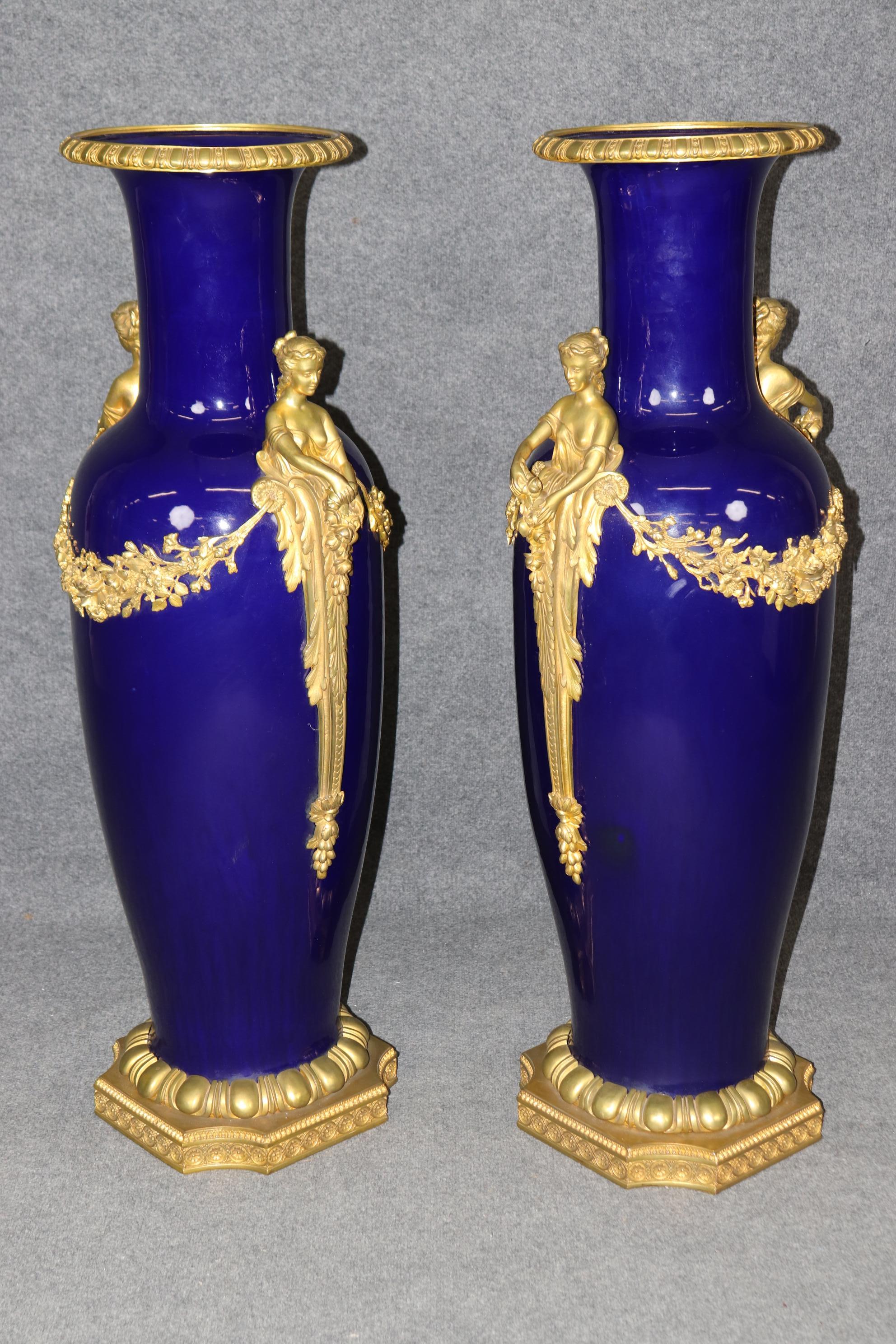 Monumentales Paar Gold Dore' Figural Maidenblaues Porzellan Sevres zugeschrieben Urnen, Monumentales Paar 1
