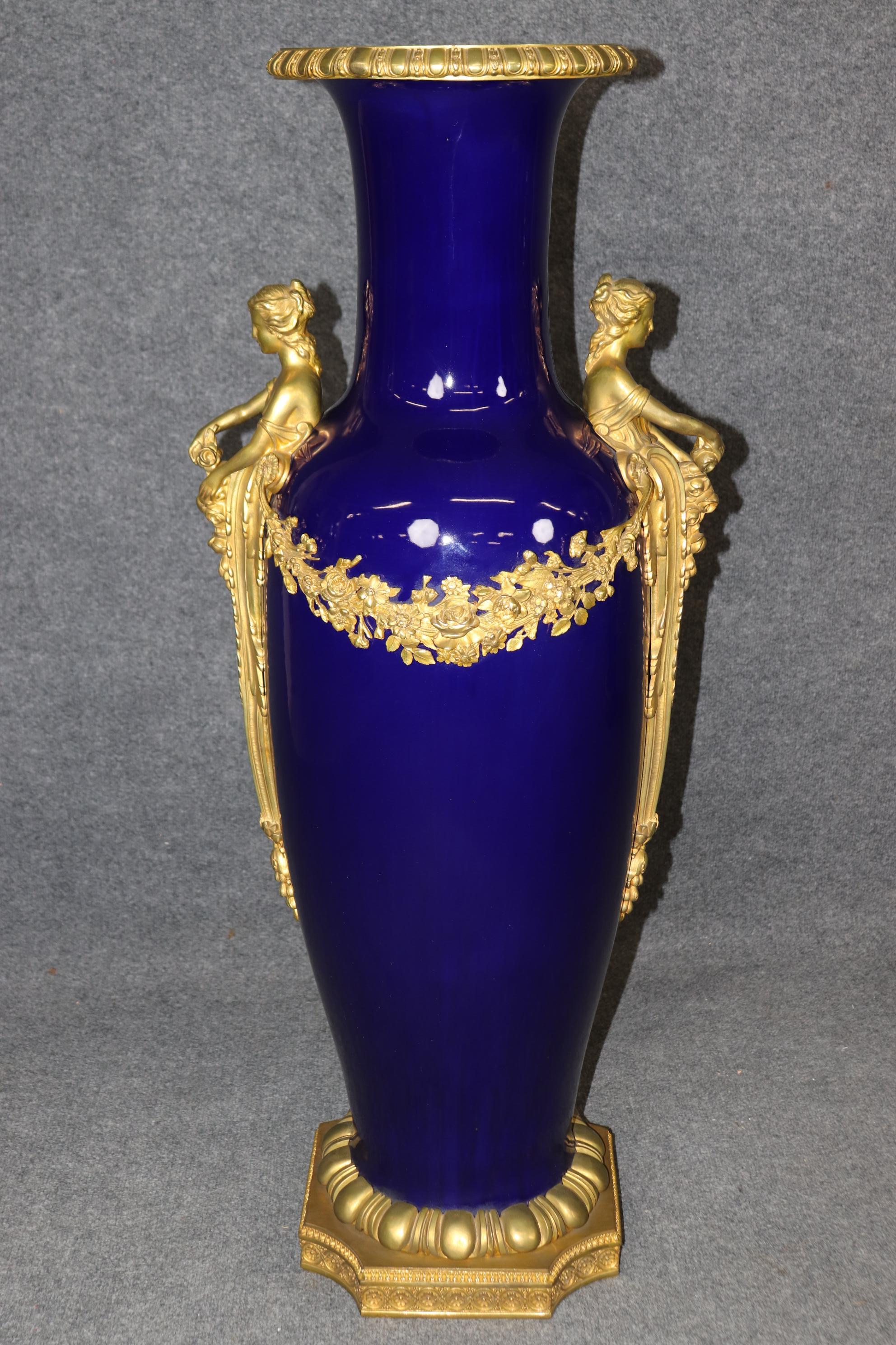 Monumentales Paar Gold Dore' Figural Maidenblaues Porzellan Sevres zugeschrieben Urnen, Monumentales Paar 2